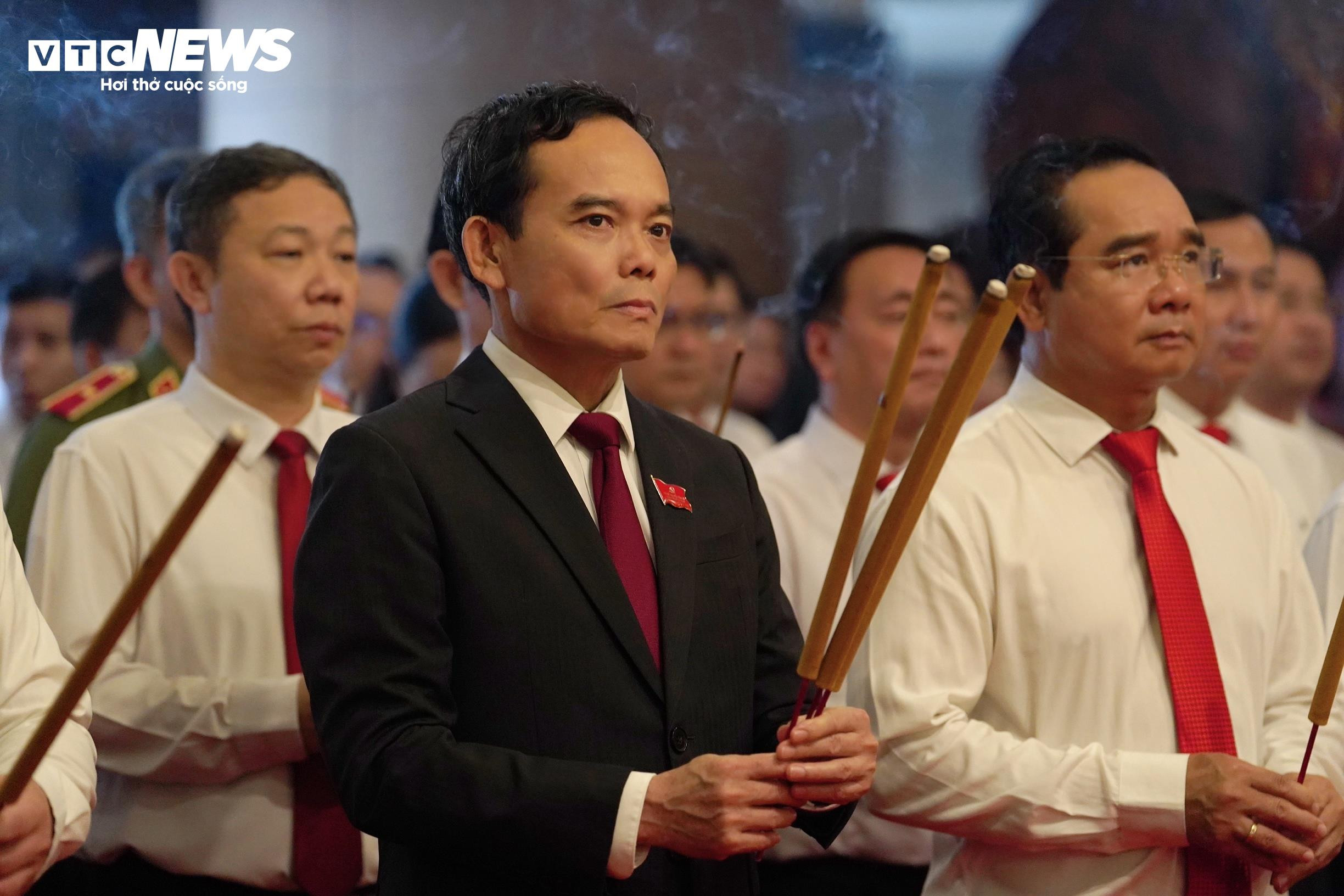 Đoàn đại biểu Đảng bộ TP.HCM dâng hương tưởng nhớ các Vua Hùng - 4