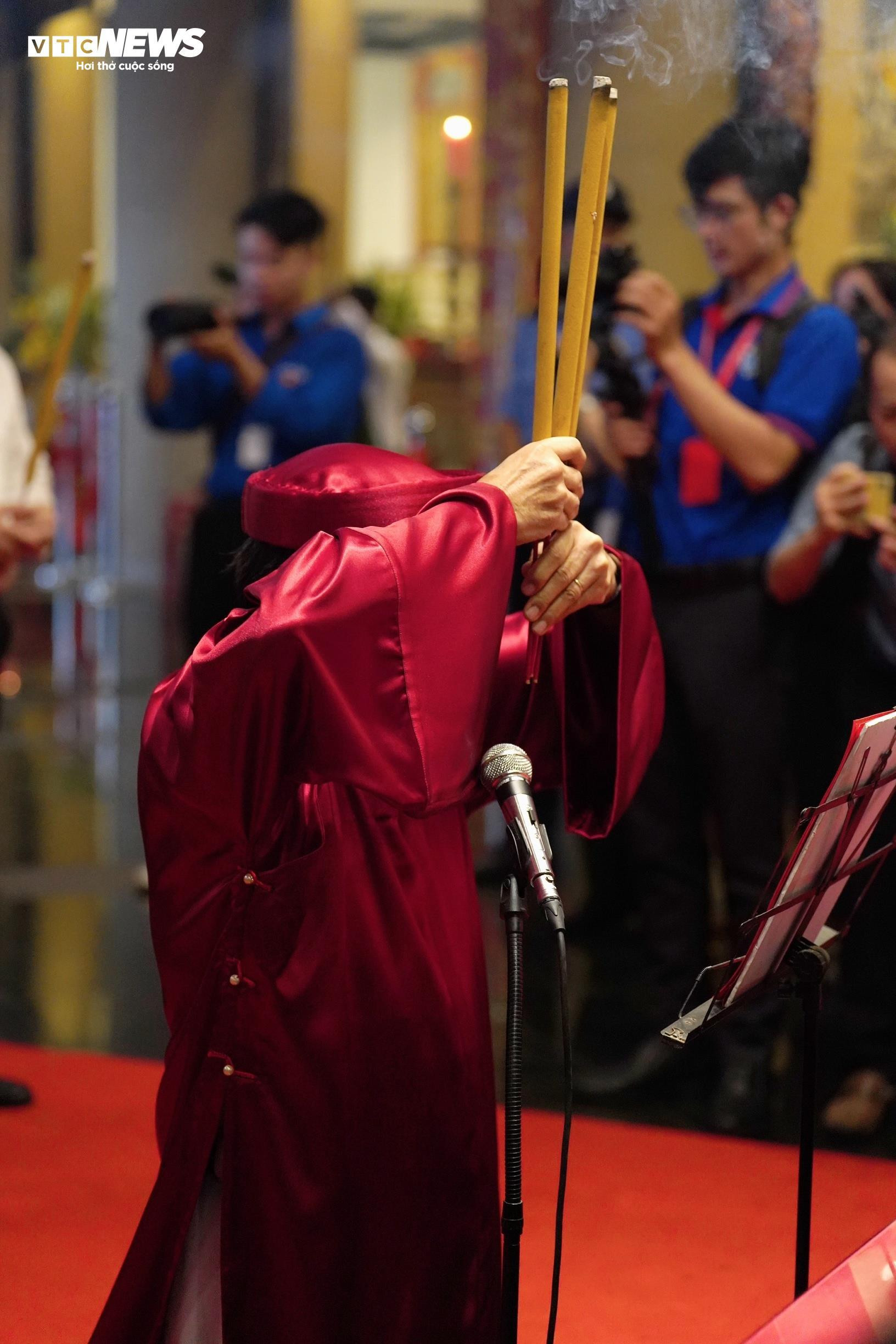 Đoàn đại biểu Đảng bộ TP.HCM dâng hương tưởng nhớ các Vua Hùng - 3