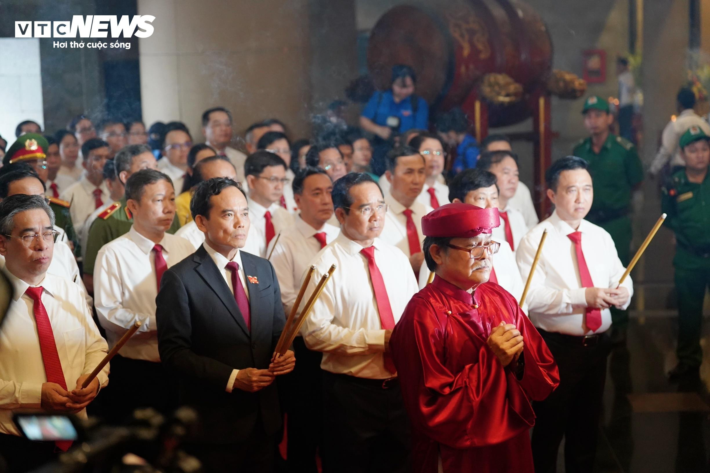 Đoàn đại biểu Đảng bộ TP.HCM dâng hương tưởng nhớ các Vua Hùng - 6