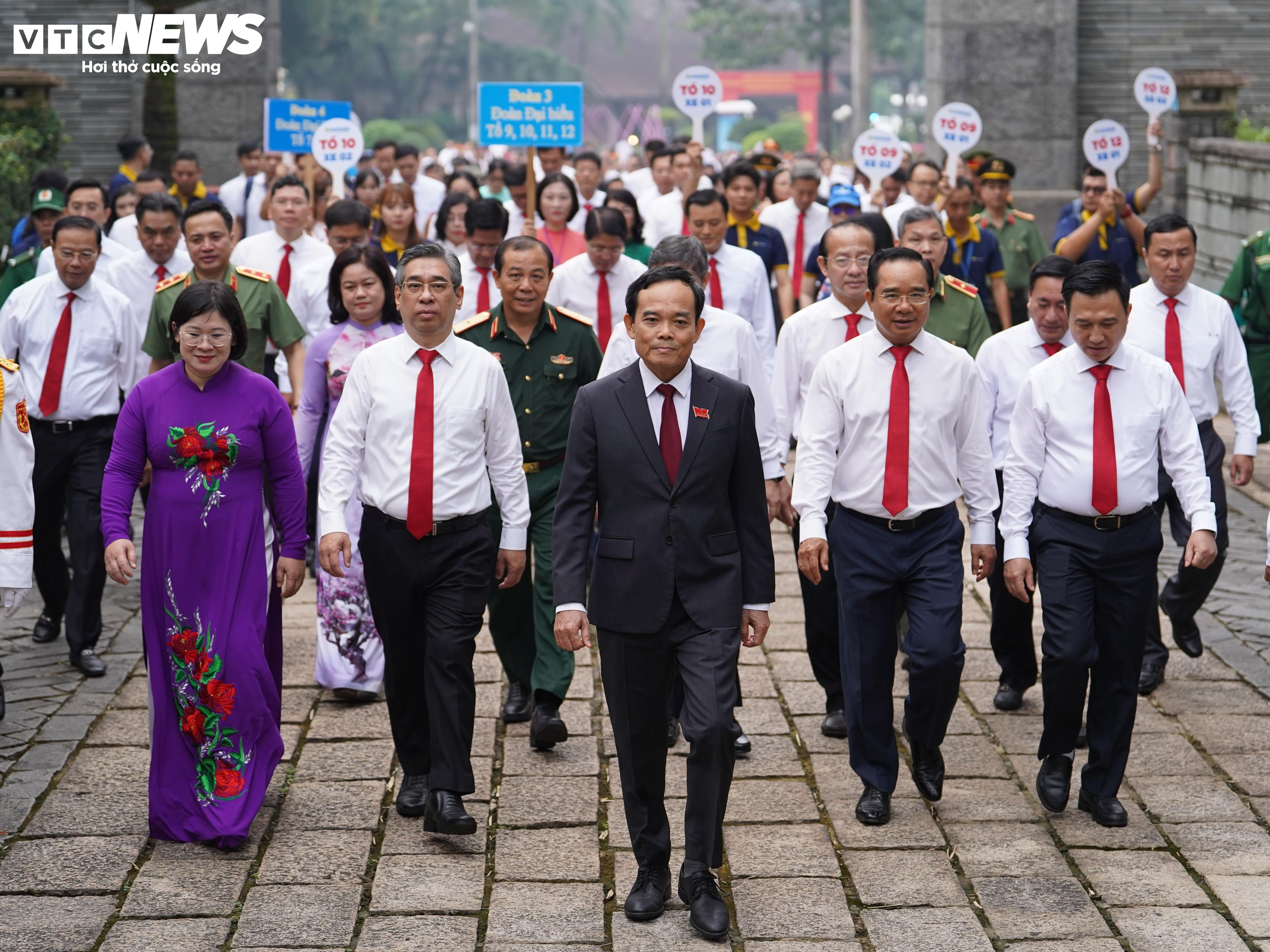 Đoàn đại biểu Đảng bộ TP.HCM dâng hương tưởng nhớ các Vua Hùng - 1