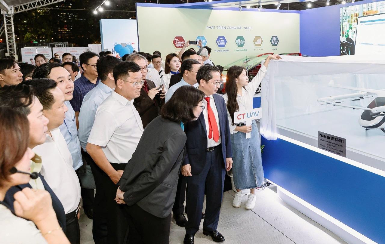 Robot, UAV, công nghệ AI hội tụ về triển lãm chào mừng Đại hội Đảng bộ TP.HCM - 13