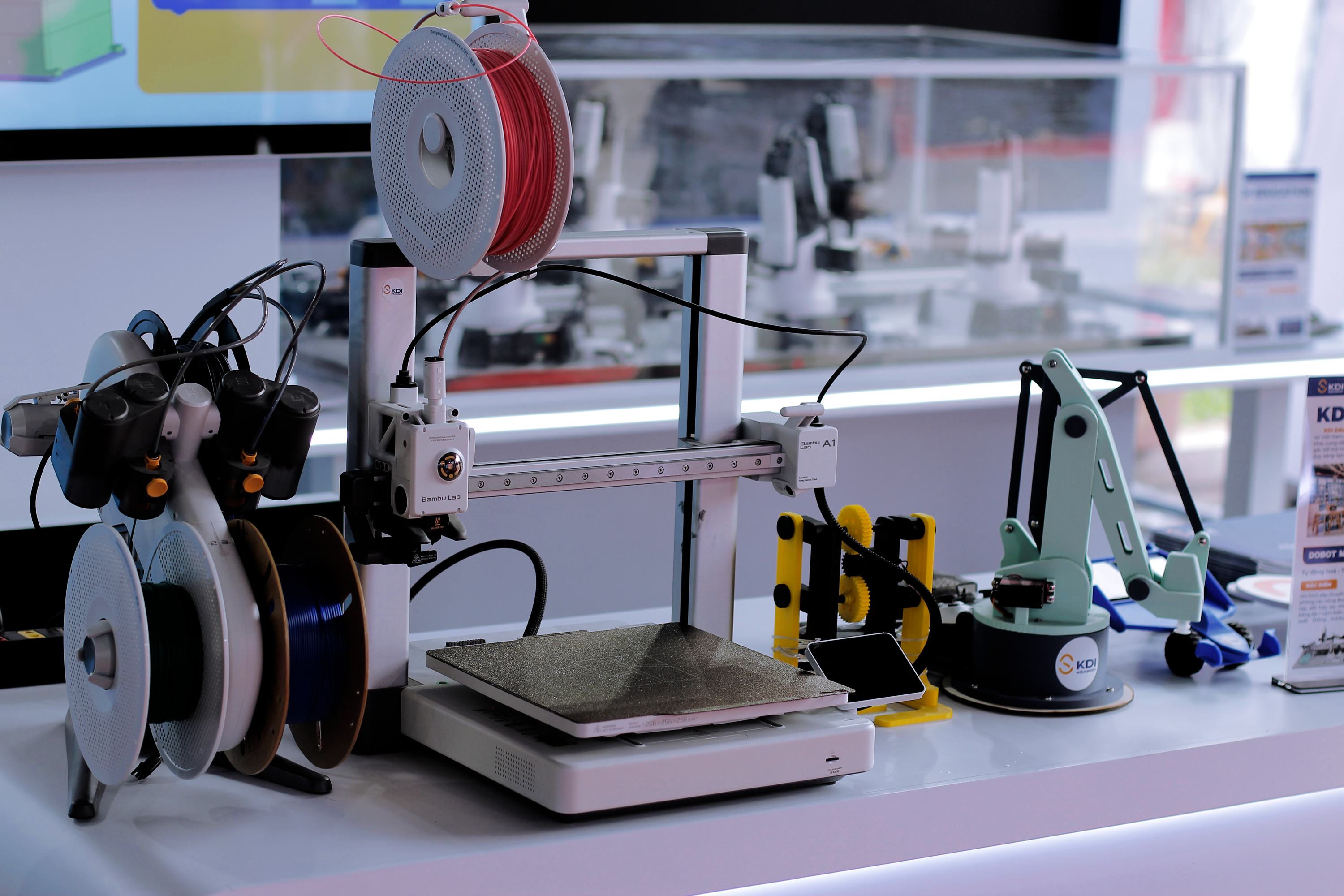 Robot, UAV, công nghệ AI hội tụ về triển lãm chào mừng Đại hội Đảng bộ TP.HCM - 10