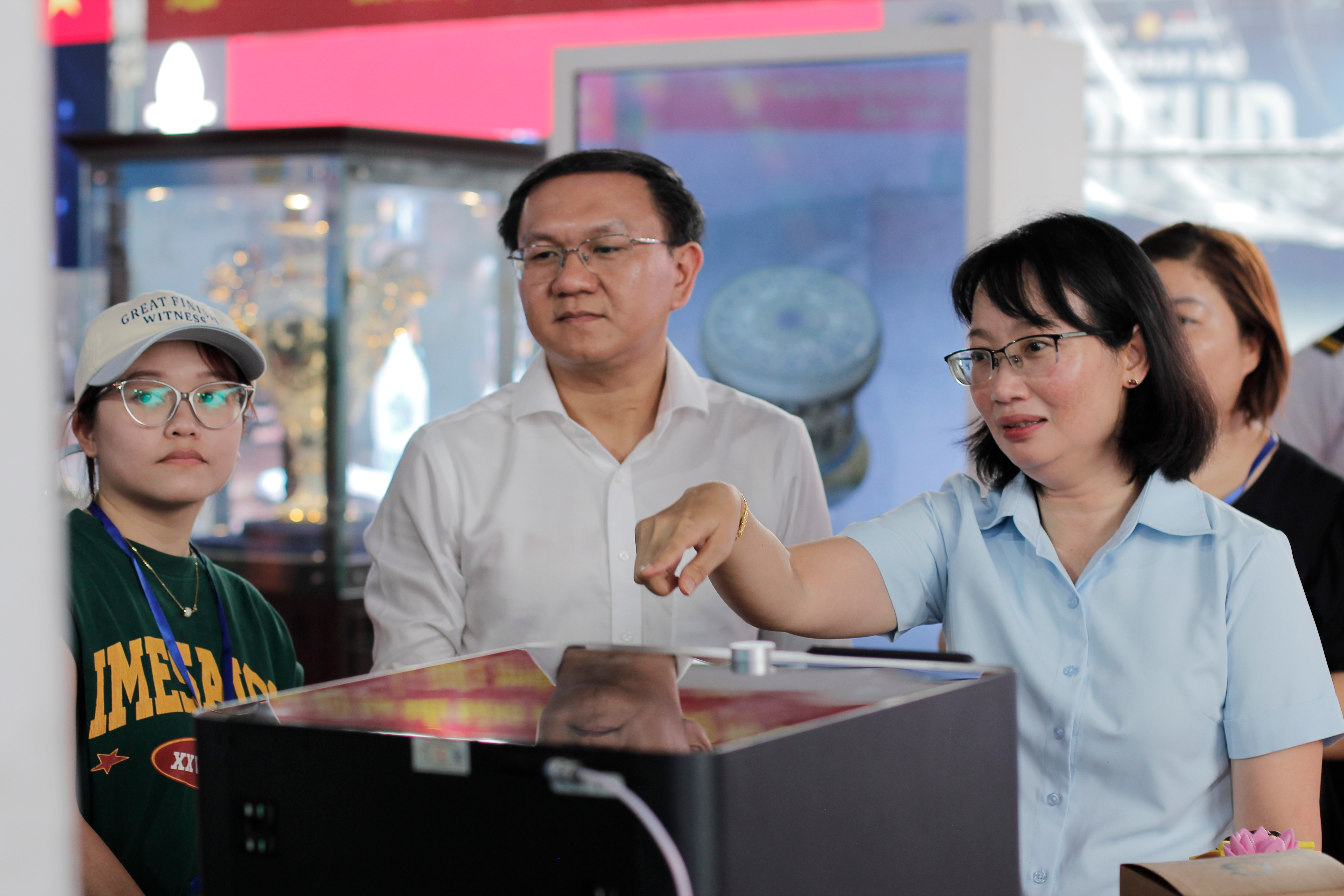 Robot, UAV, công nghệ AI hội tụ về triển lãm chào mừng Đại hội Đảng bộ TP.HCM - 16