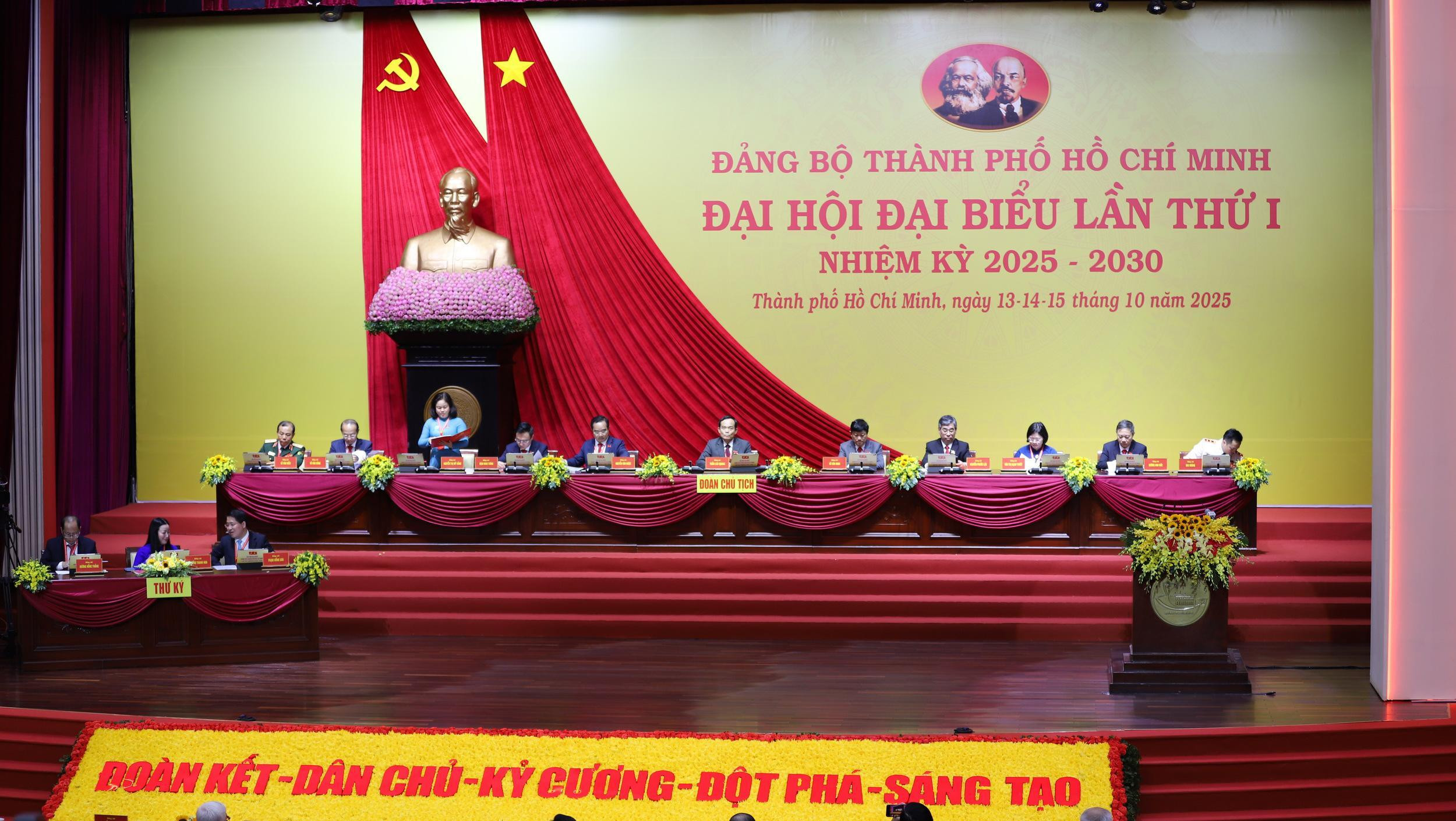 Toàn cảnh phiên trù bị Đại hội Đại biểu Đảng bộ TP.HCM nhiệm kỳ 2025 - 2030 - 1