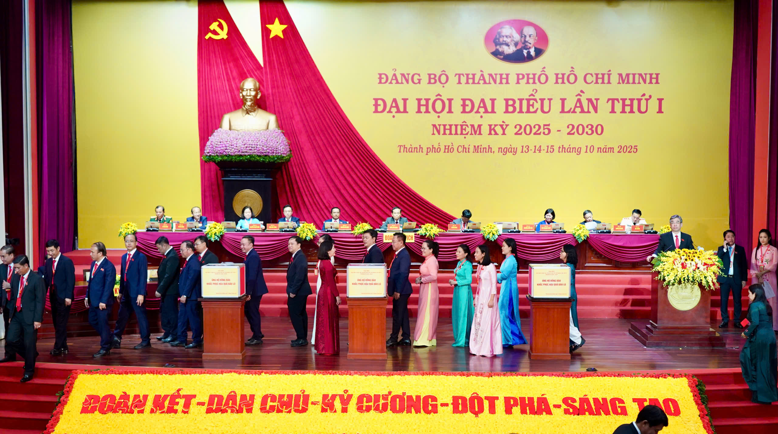 Toàn cảnh phiên trù bị Đại hội Đại biểu Đảng bộ TP.HCM nhiệm kỳ 2025 - 2030 - 12