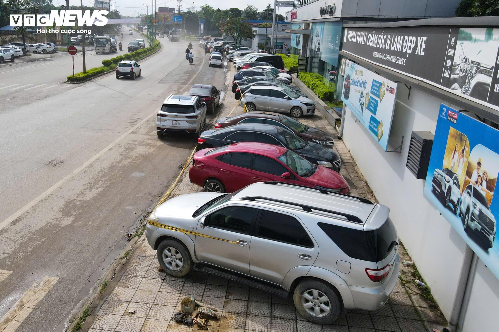 Cuộc 'đại phẫu' hồi sinh hàng trăm ô tô chết lâm sàng sau lũ - 1