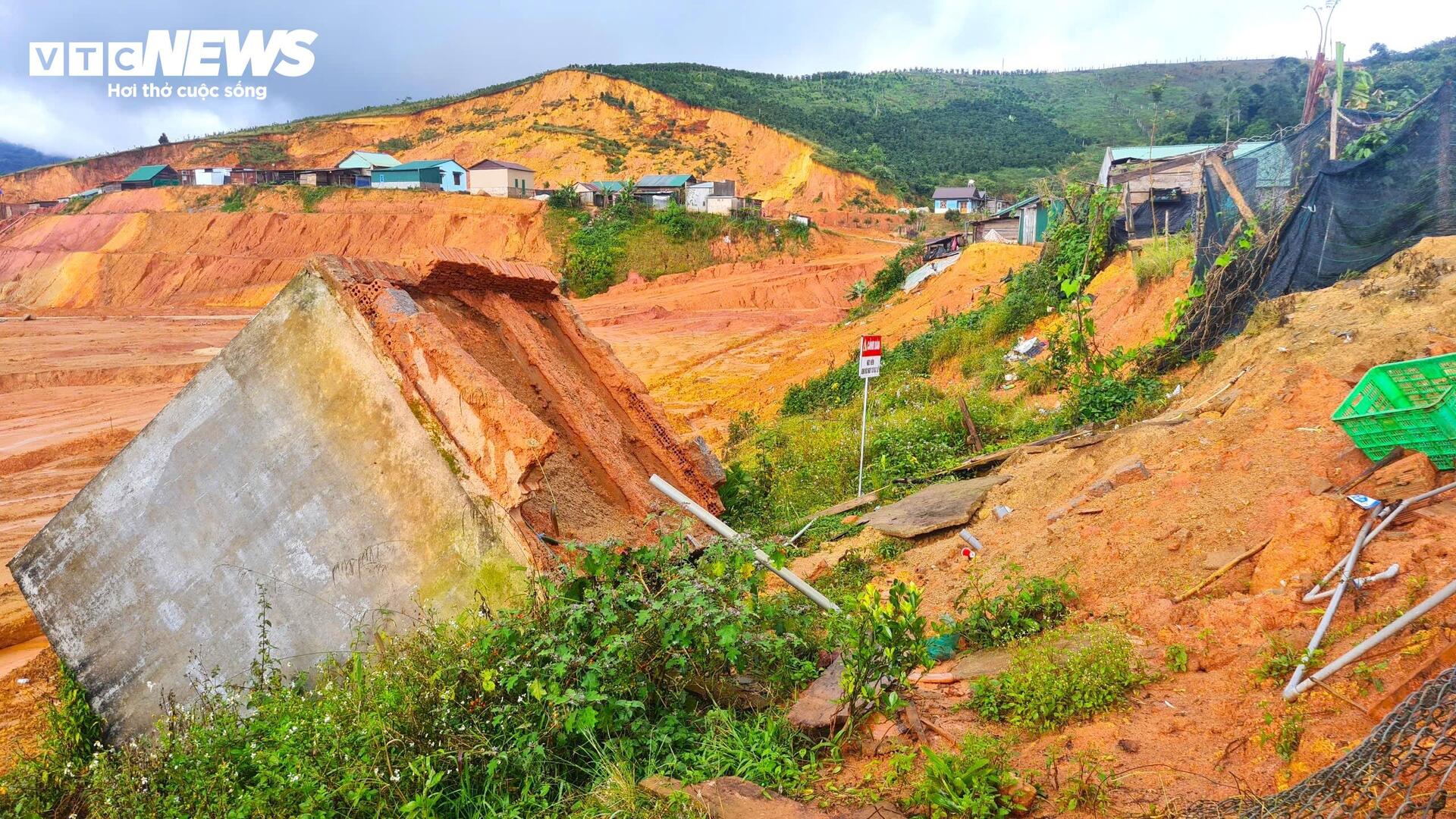 Từ vùng sạt lở đến khu tái định cư… lại sạt lở: Nỗi ám ảnh người dân Lâm Đồng - 14