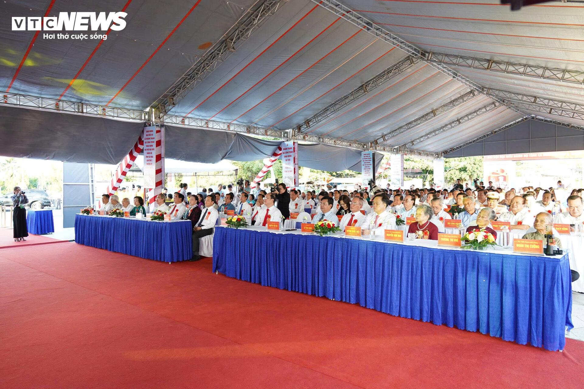 Primer plano del 'camarón' valorado en 22 mil millones de VND en Ca Mau - 1
