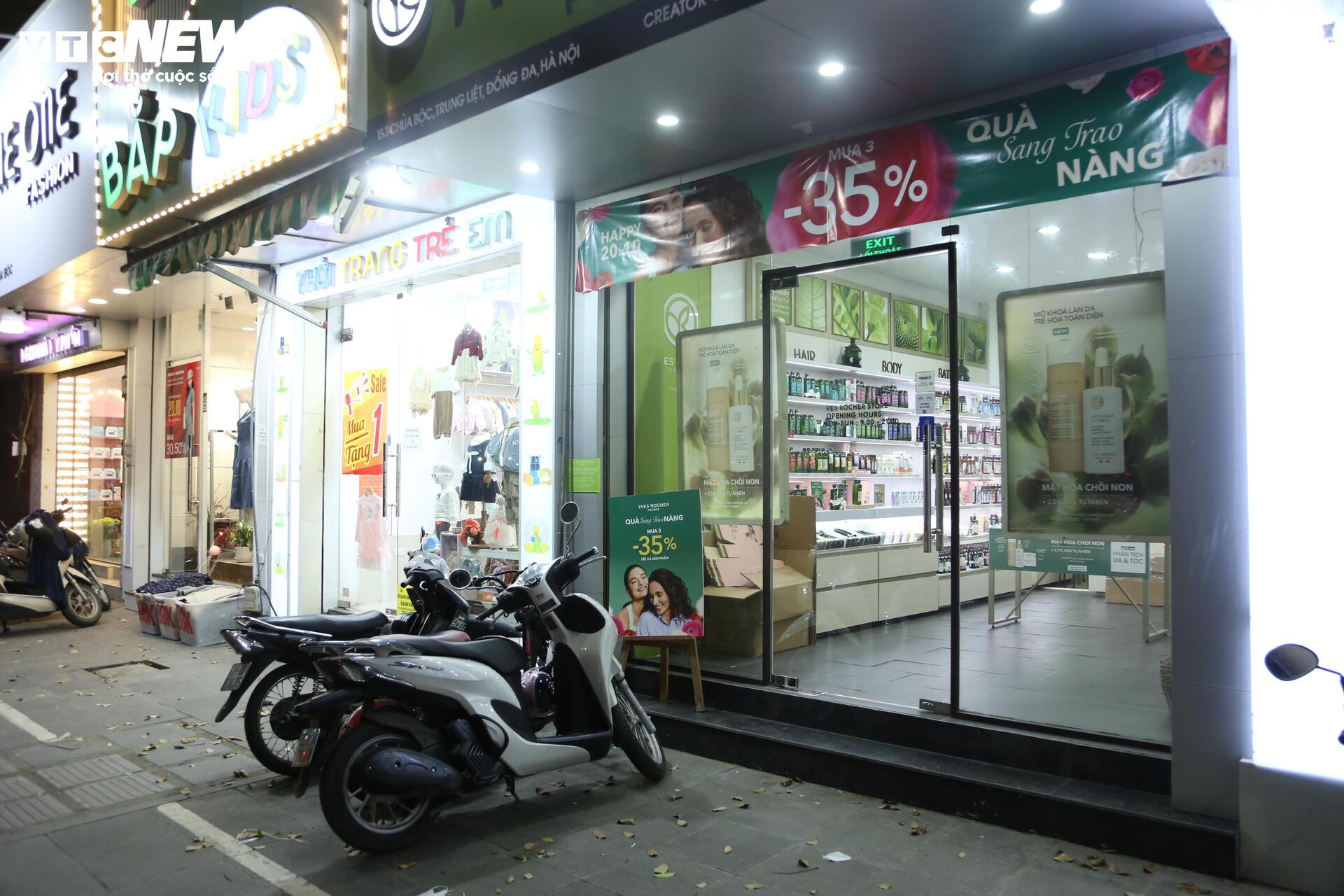 Những cửa hàng mỹ phẩm cũng chung cảnh ngộ.