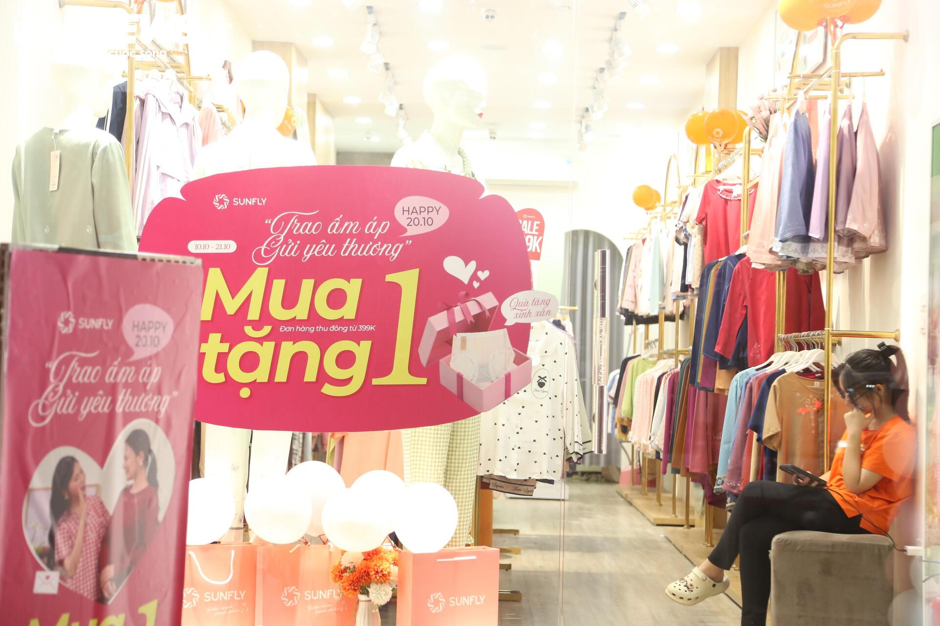 Sát ngày 20/10, nhiều cửa hàng trên 