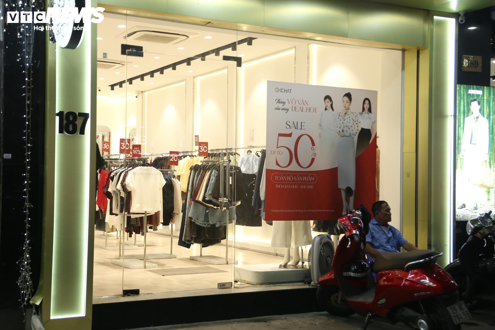 Một thương hiệu thời trang tung khuyến mại giảm giá tới 50% từ ngày 1/10 đến 31/10 nhưng vẫn không hút khách. Tuy nhiên, theo quan sát, các sản phẩm giảm giá 