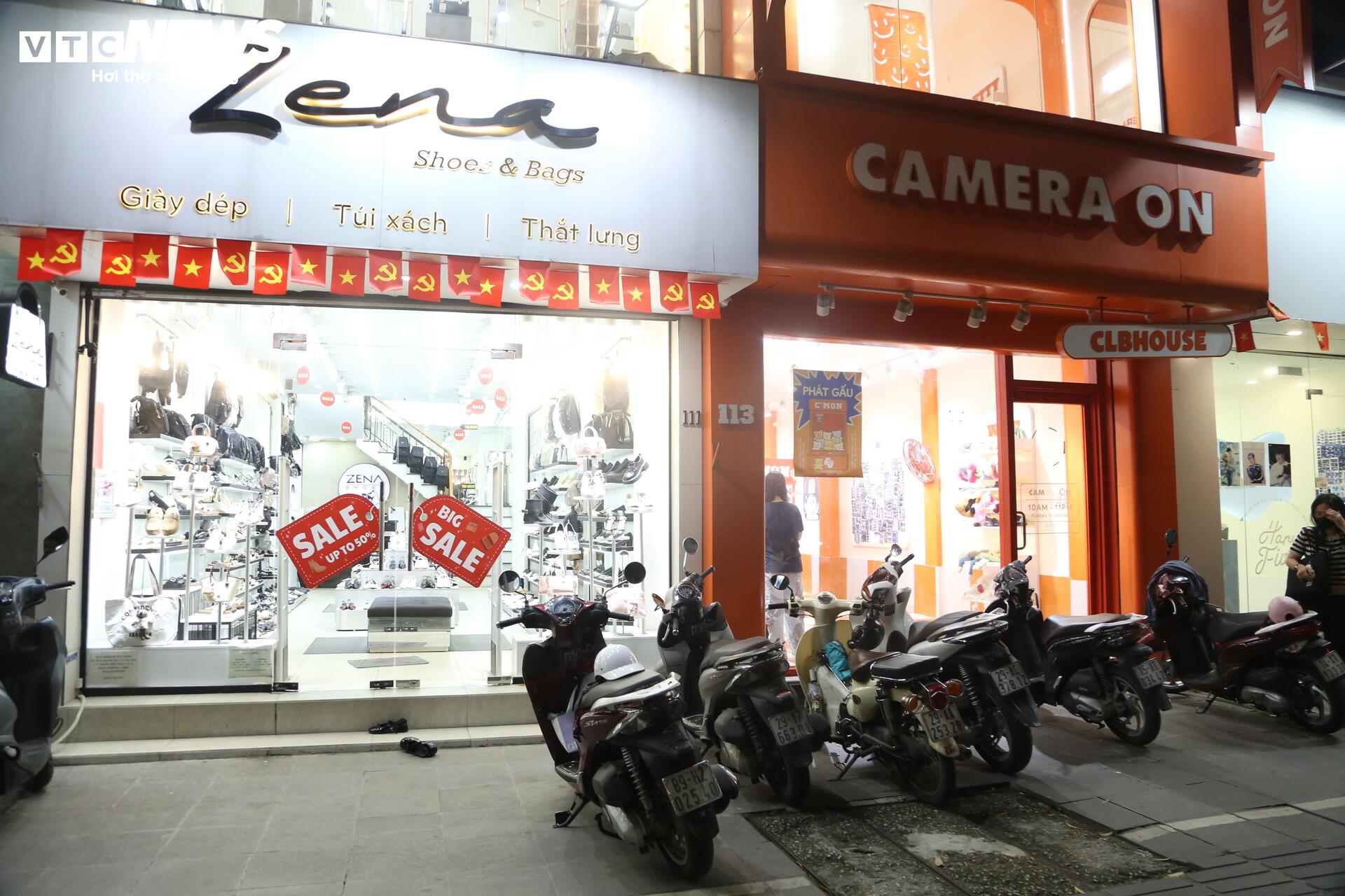 Biển hiệu giảm giá, sale tới 50% được 