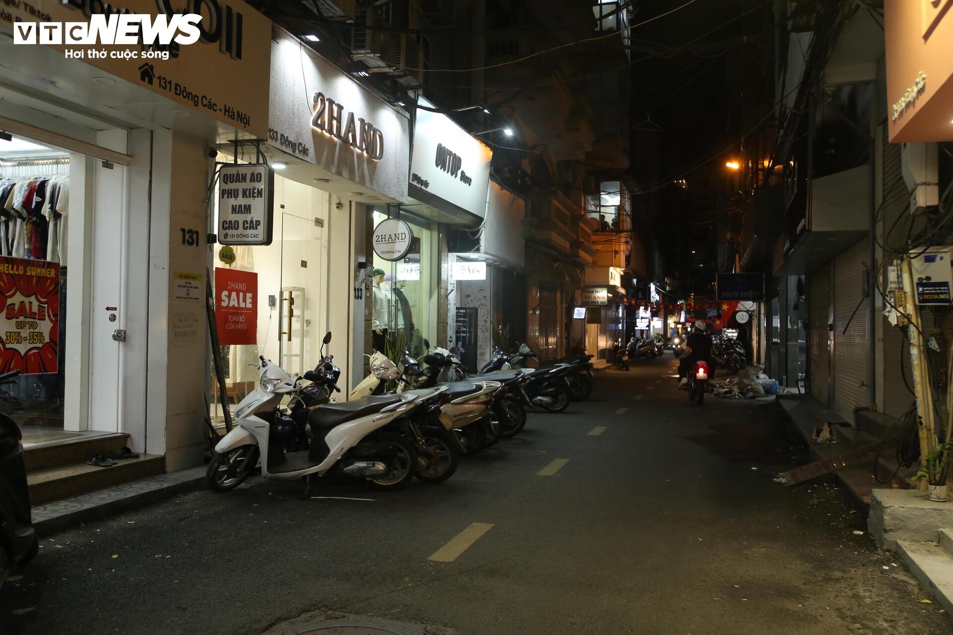 Ngoài Chùa Bộc, phố Hoàng Cầu cũng là nơi tập trung nhiều cửa hàng kinh doanh thời trang. Khung khí tại đây cũng không sôi động hơn.