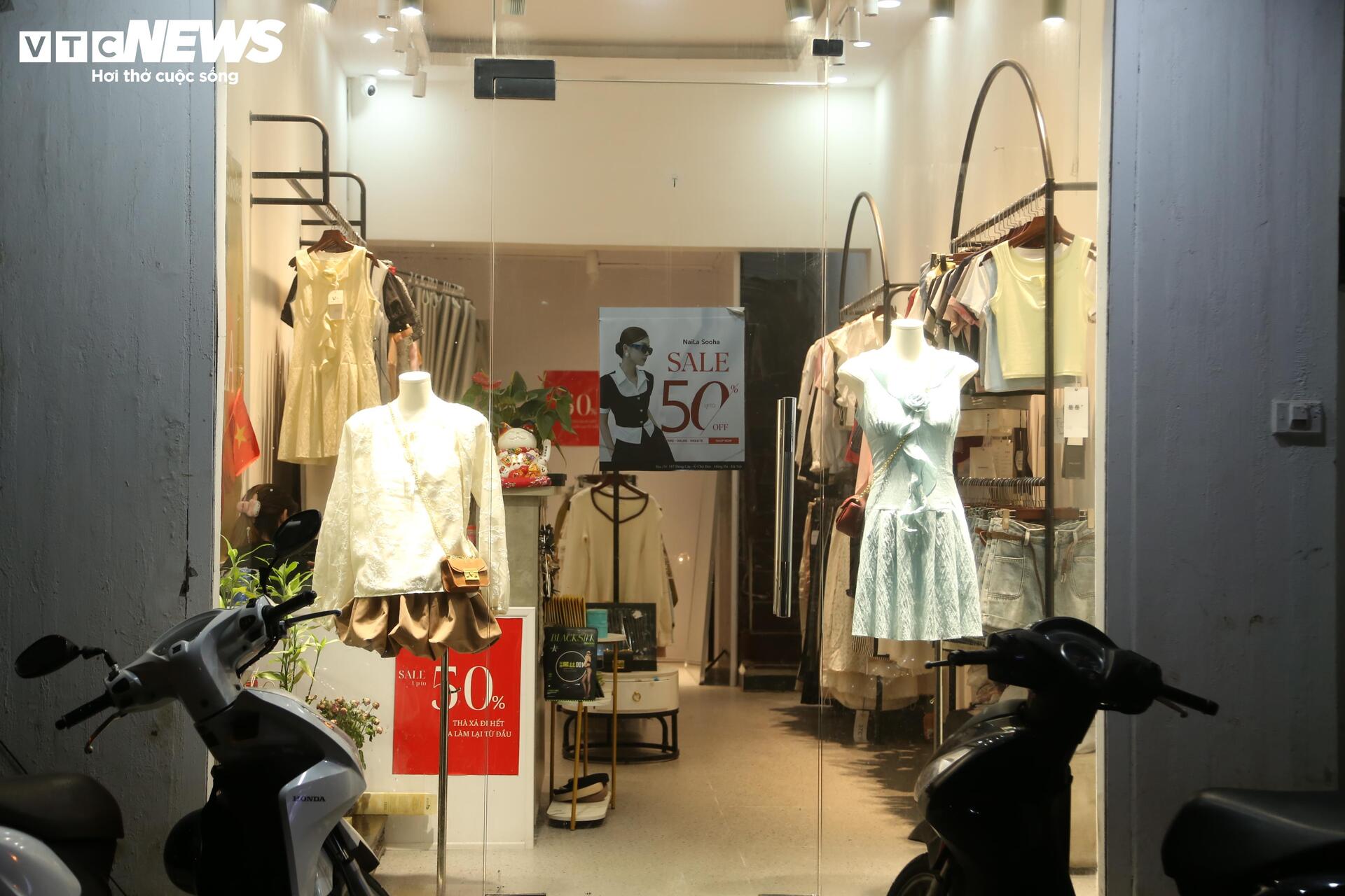 Thị trường thời trang ở Hà Nội không còn cảnh khách chen chúc 