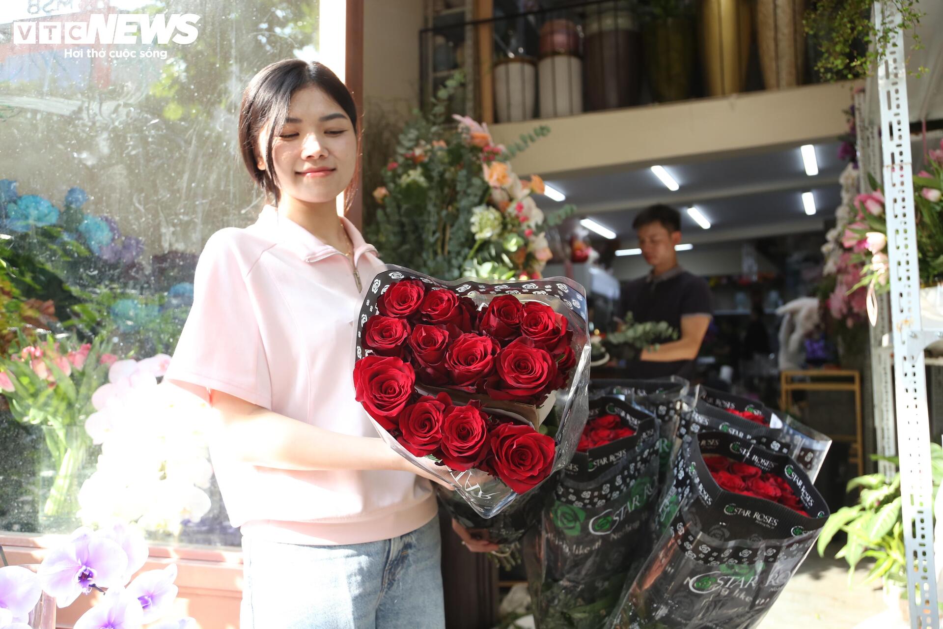 Hoa 'nhà giàu' mỗi bông giá 1 triệu đồng vẫn đắt khách dịp 20/10 - 4