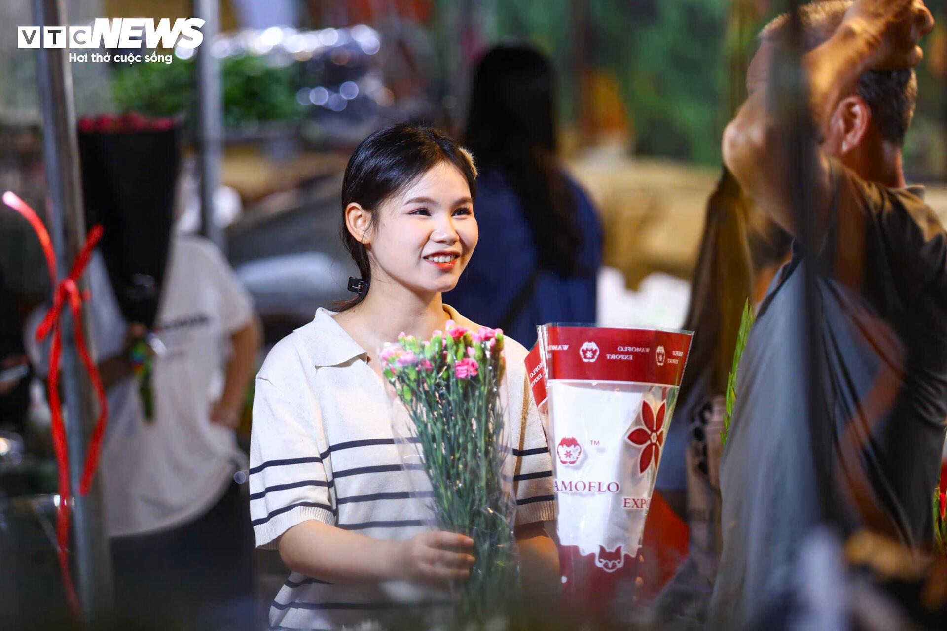 Chợ hoa lớn nhất Hà Nội đông kín khách suốt đêm trước ngày 20/10- Ảnh 11.