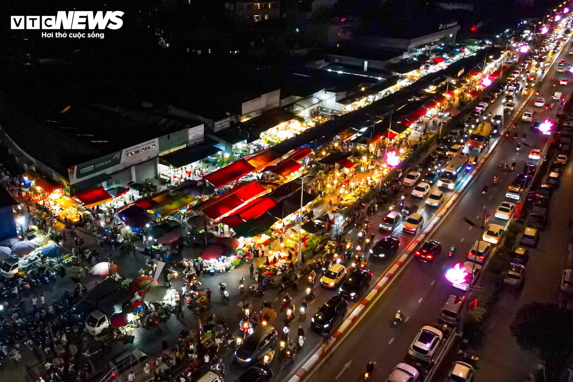 Chợ hoa lớn nhất Hà Nội đông kín khách suốt đêm trước ngày 20/10- Ảnh 12.