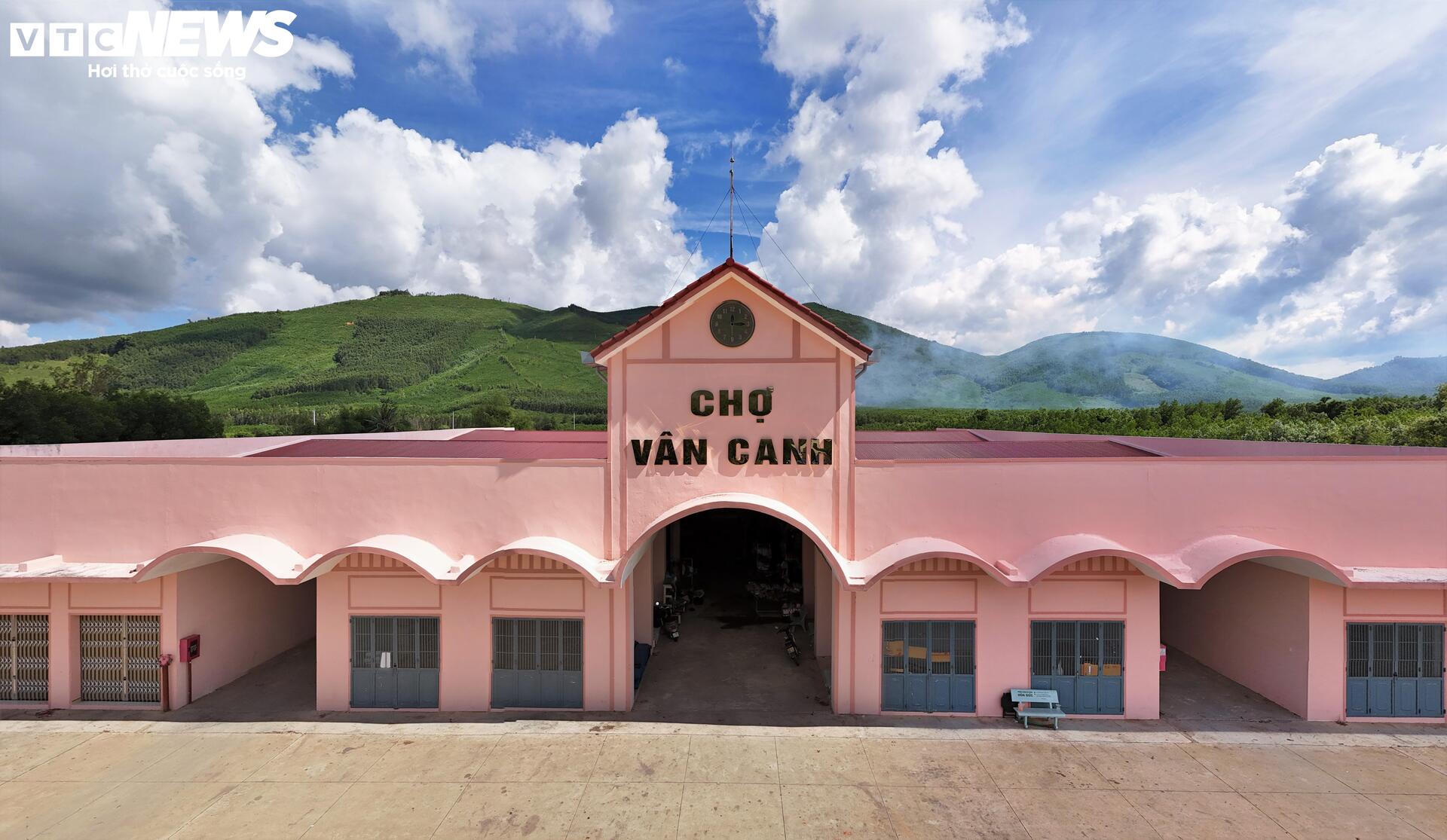 Những khu chợ tiền tỷ tại Gia Lai: Vắng bóng người mua, lưa thưa người bán - 3
