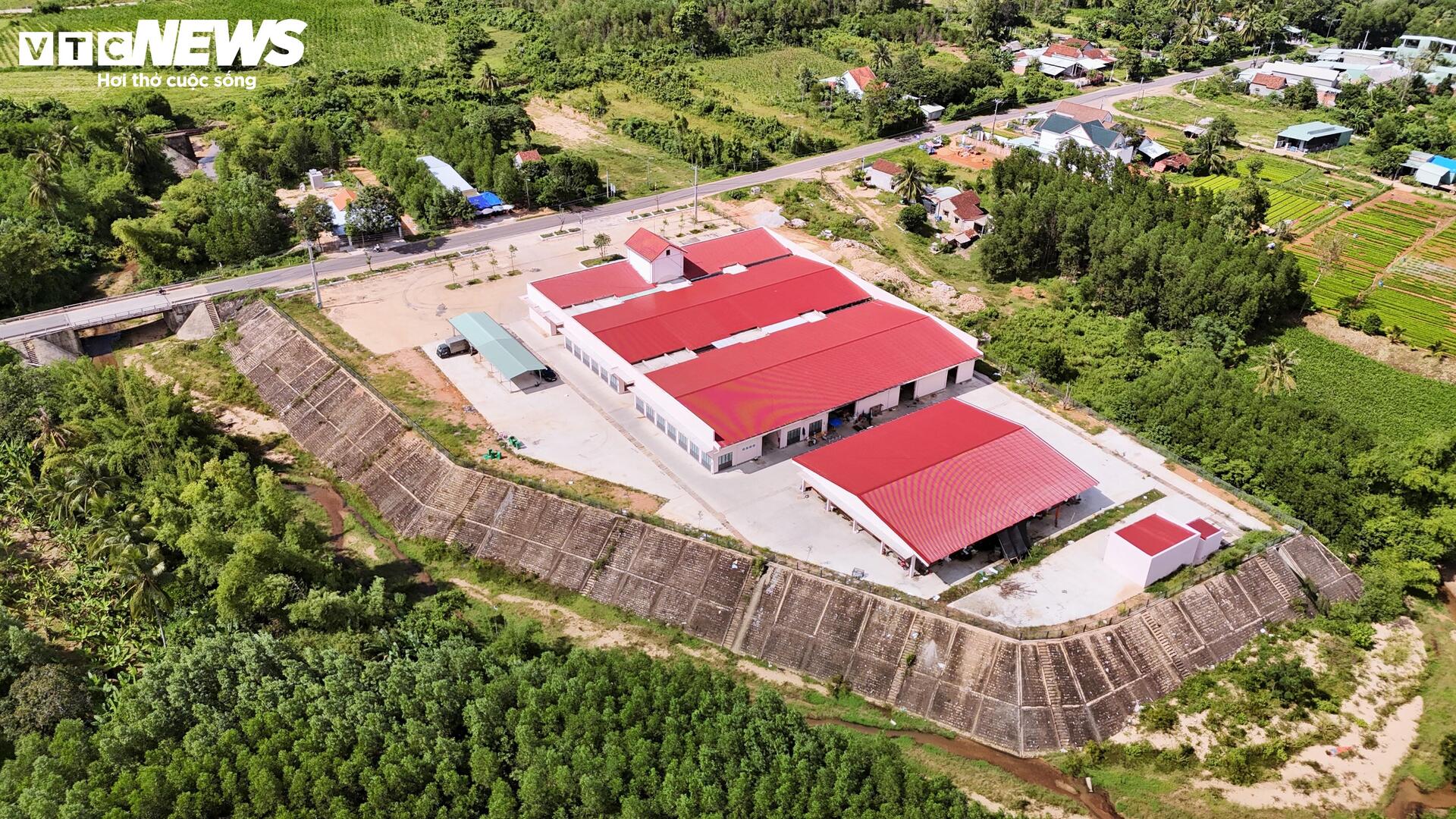 Những khu chợ tiền tỷ tại Gia Lai: Vắng bóng người mua, lưa thưa người bán - 9