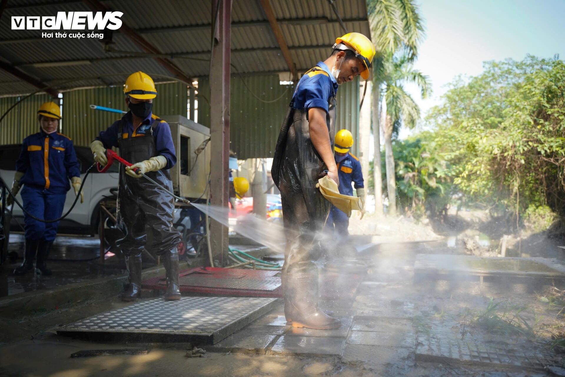 Những người ngâm mình dưới nước đen, khơi dòng chảy ‘cứu lụt’ cho Hà Nội - 11