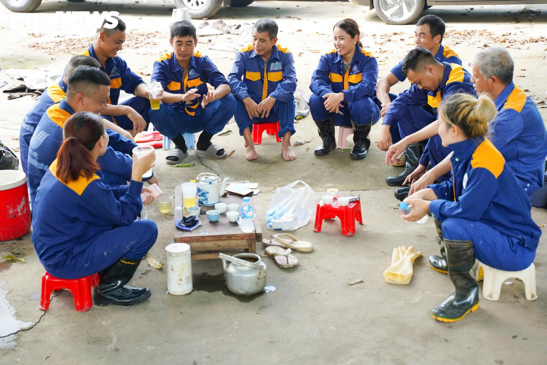Những người ngâm mình dưới nước đen, khơi dòng chảy ‘cứu lụt’ cho Hà Nội - 14
