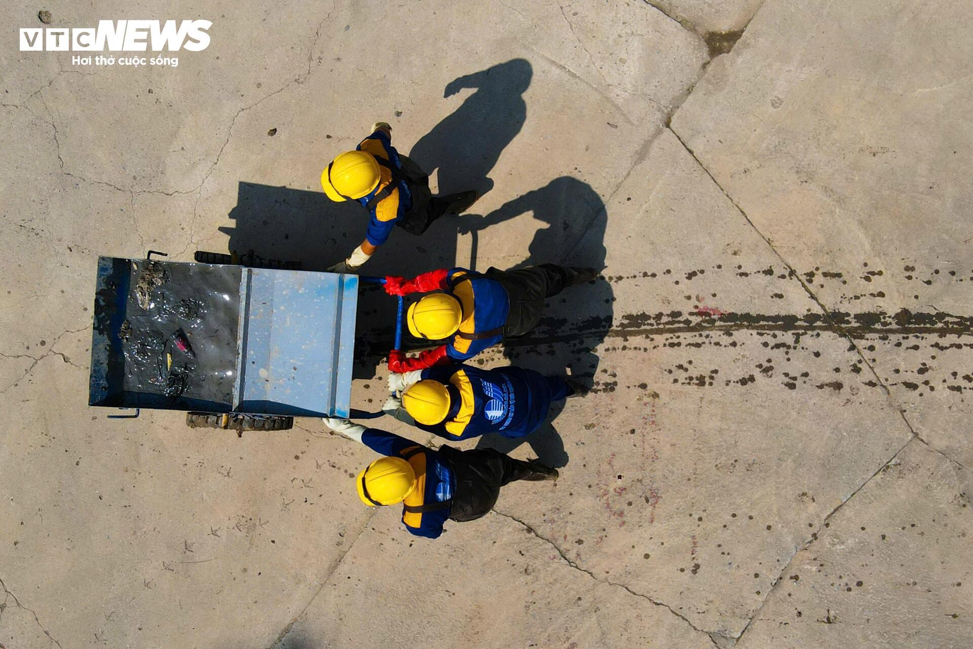 Những người ngâm mình dưới nước đen, khơi dòng chảy ‘cứu lụt’ cho Hà Nội - 12