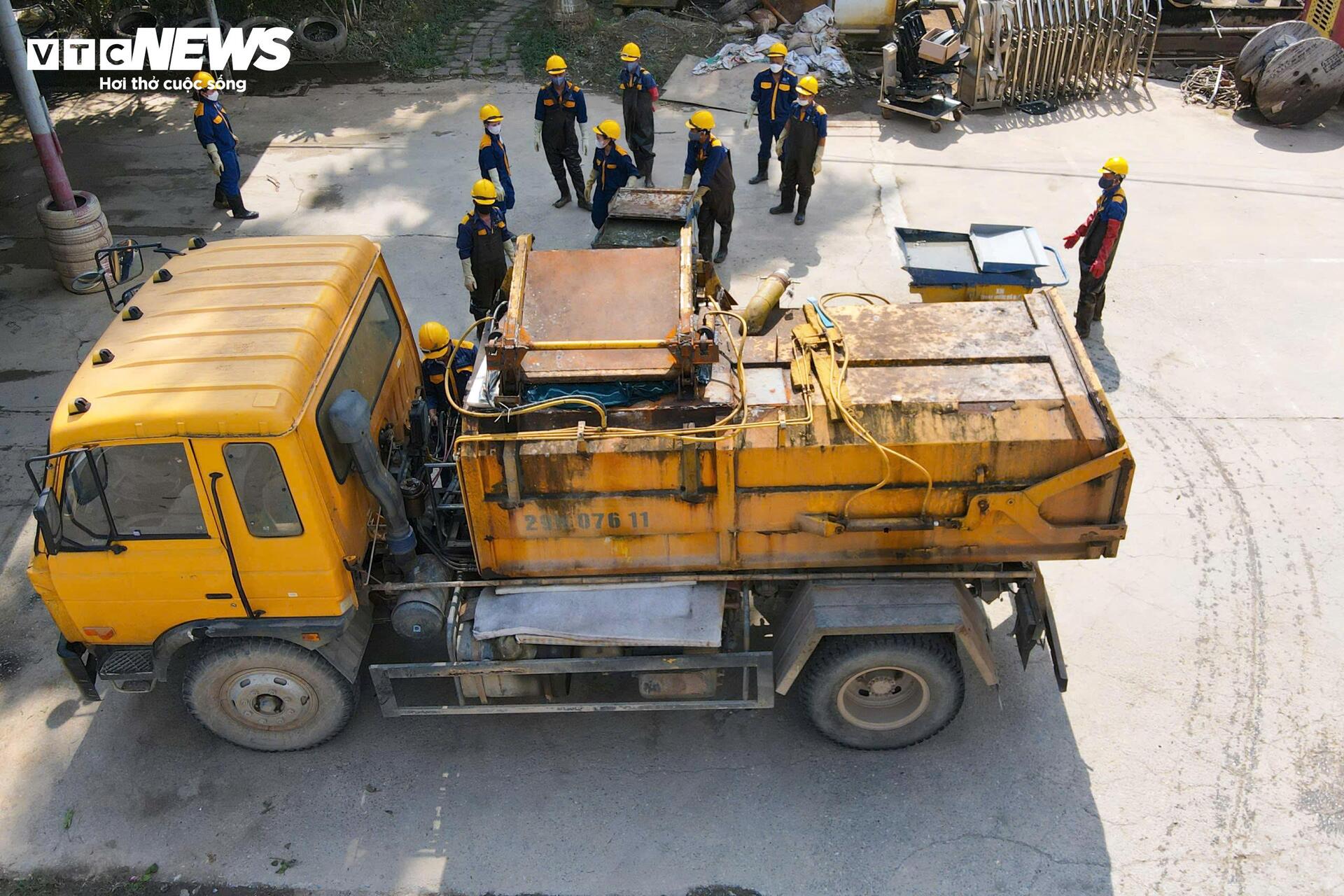 Những người ngâm mình dưới nước đen, khơi dòng chảy ‘cứu lụt’ cho Hà Nội - 13
