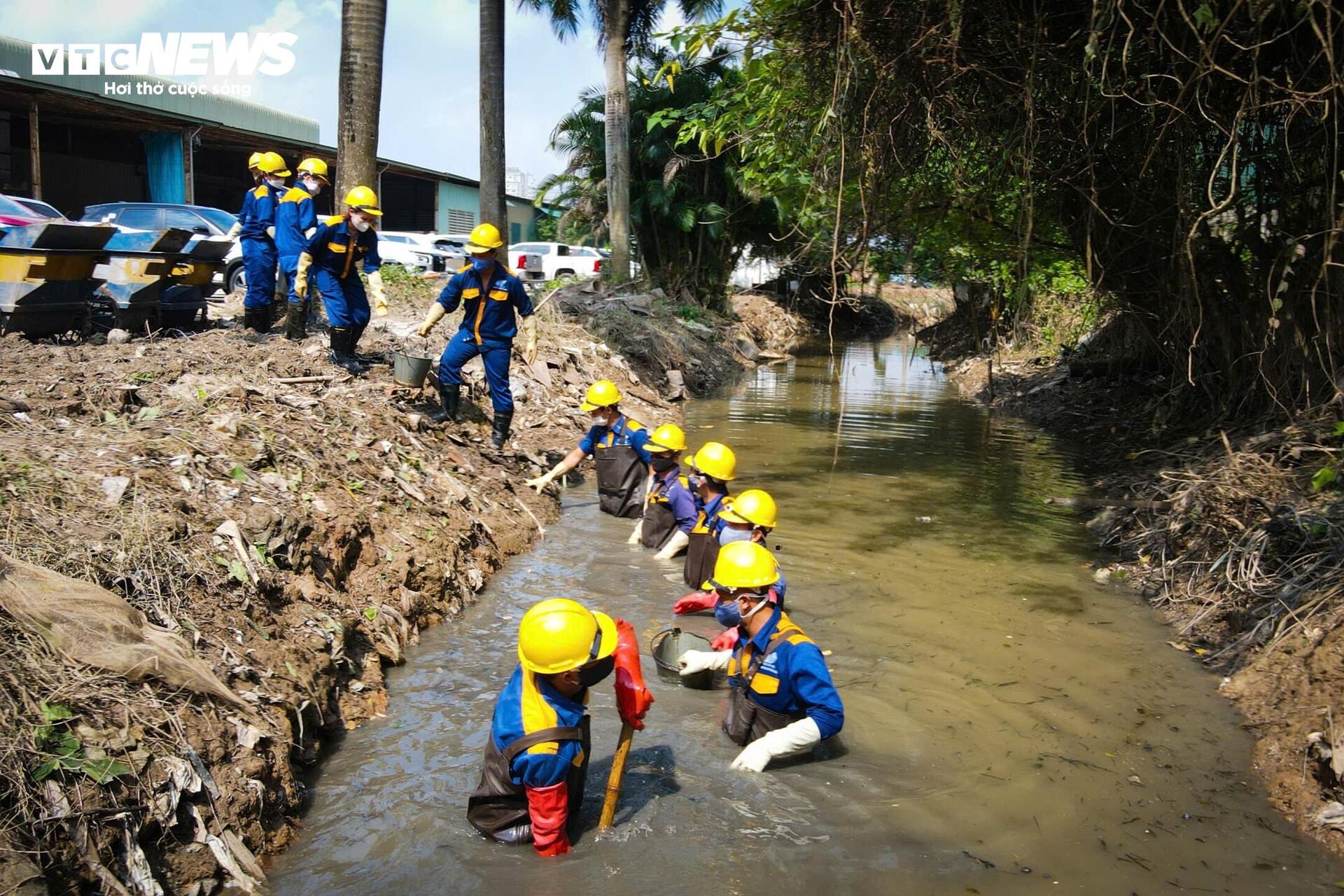 Những người ngâm mình dưới nước đen, khơi dòng chảy ‘cứu lụt’ cho Hà Nội - 2
