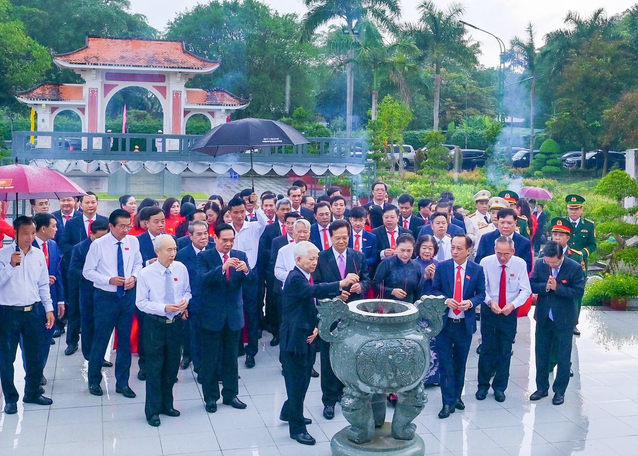 Đoàn đại biểu Đại hội Đảng bộ Cà Mau dâng hương tưởng niệm Bác Hồ - 3