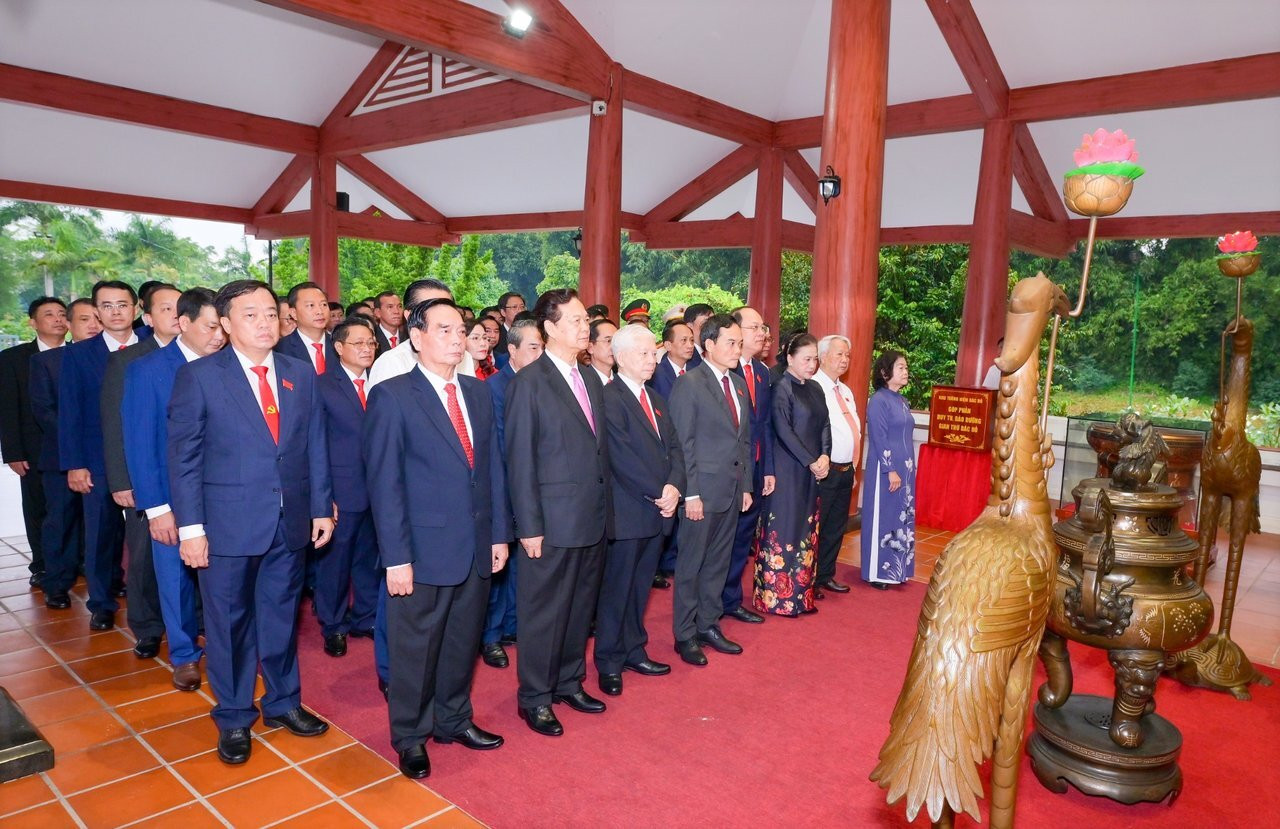 Đoàn đại biểu Đại hội Đảng bộ Cà Mau dâng hương tưởng niệm Bác Hồ - 4