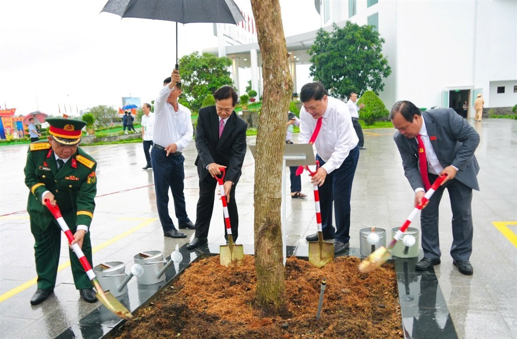 Đoàn đại biểu Đại hội Đảng bộ Cà Mau dâng hương tưởng niệm Bác Hồ - 6