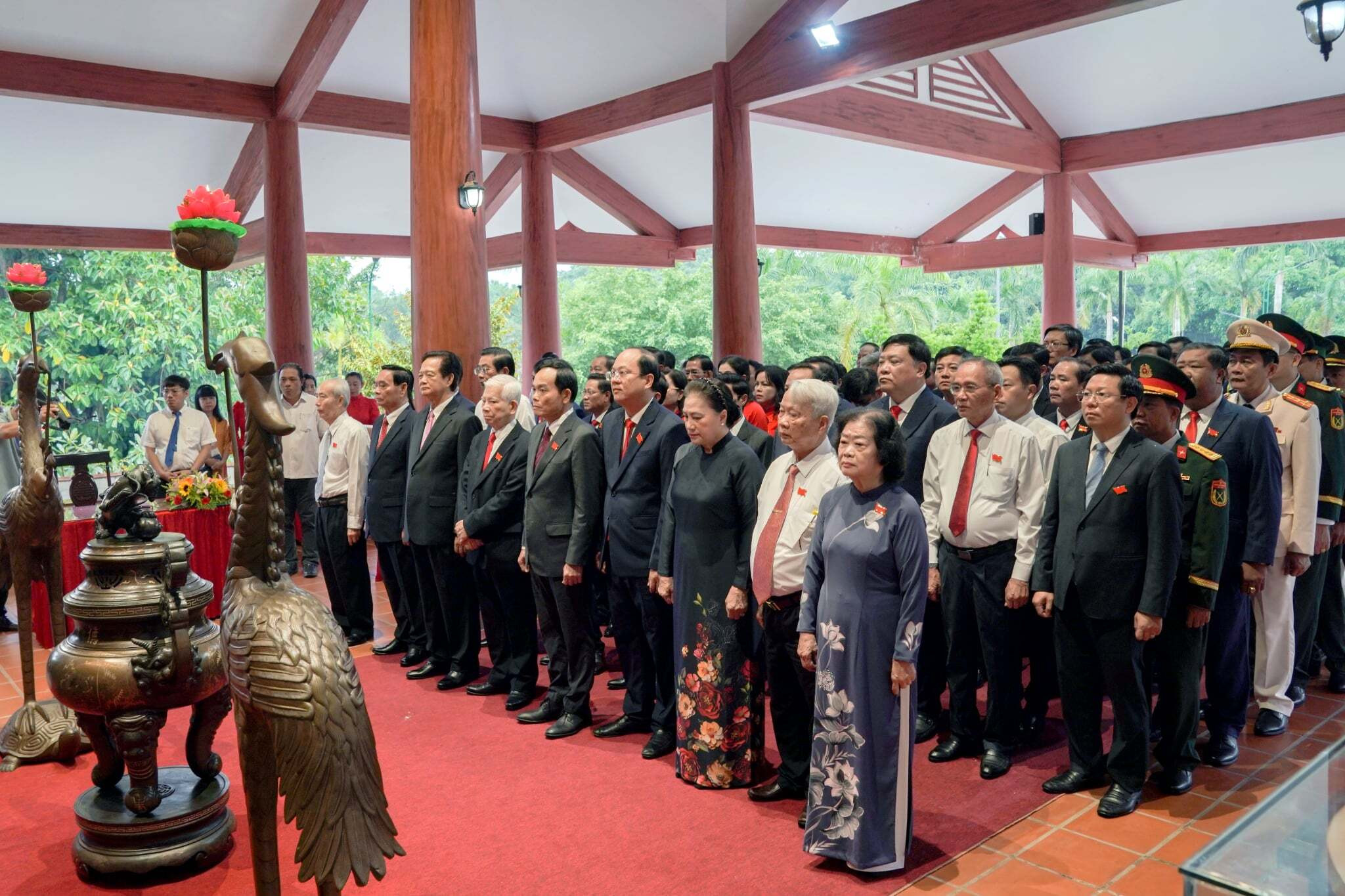 Đoàn đại biểu Đại hội Đảng bộ Cà Mau dâng hương tưởng niệm Bác Hồ - 5