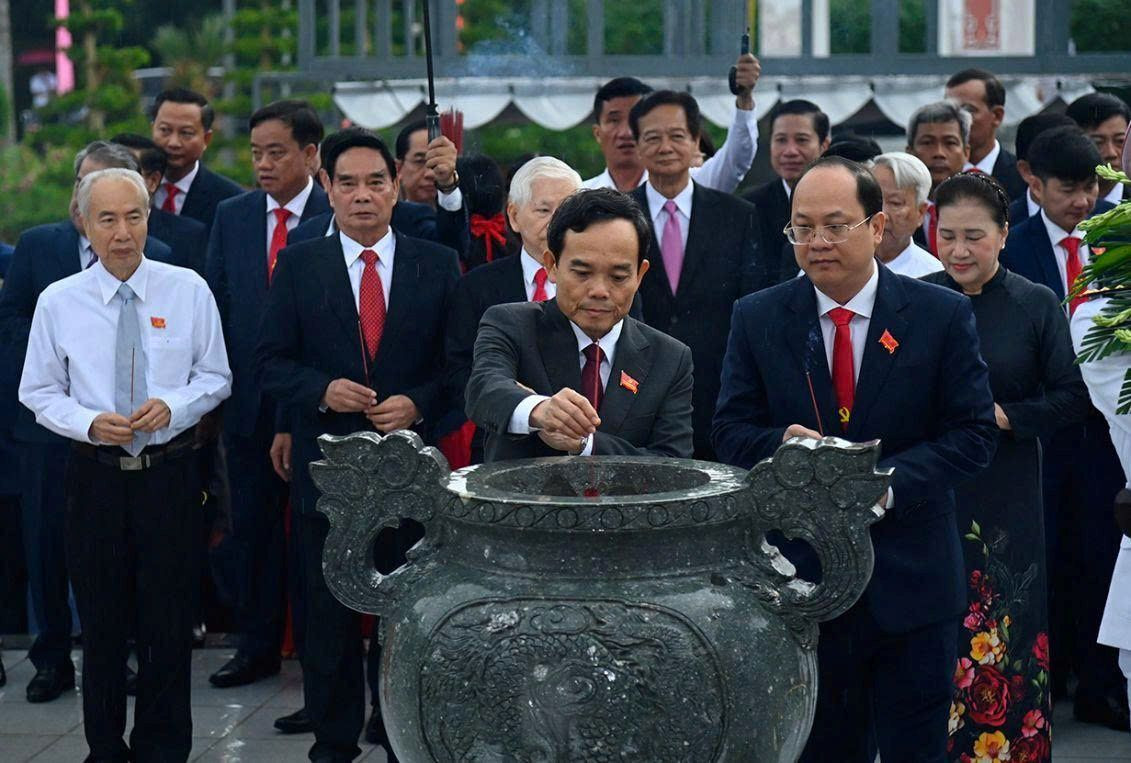 Đoàn đại biểu Đại hội Đảng bộ Cà Mau dâng hương tưởng niệm Bác Hồ - 2