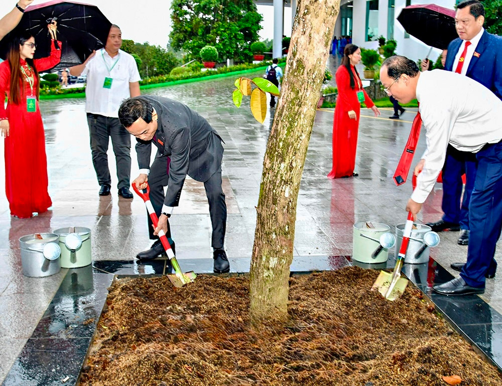Đoàn đại biểu Đại hội Đảng bộ Cà Mau dâng hương tưởng niệm Bác Hồ - 8