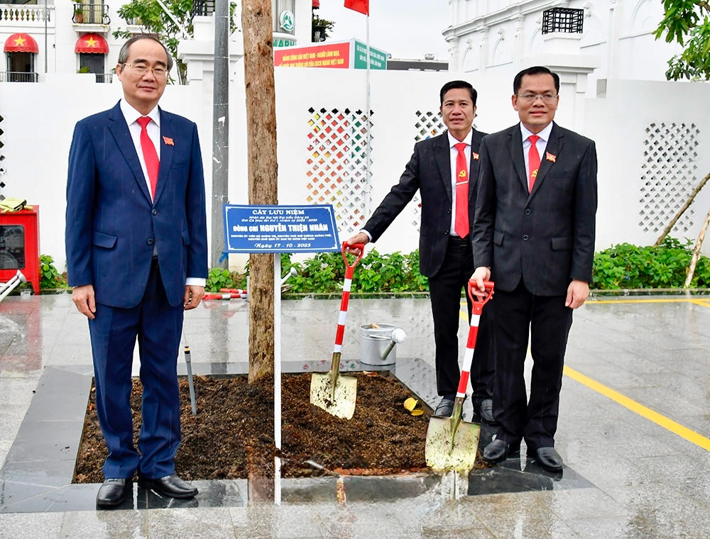 Đoàn đại biểu Đại hội Đảng bộ Cà Mau dâng hương tưởng niệm Bác Hồ - 9