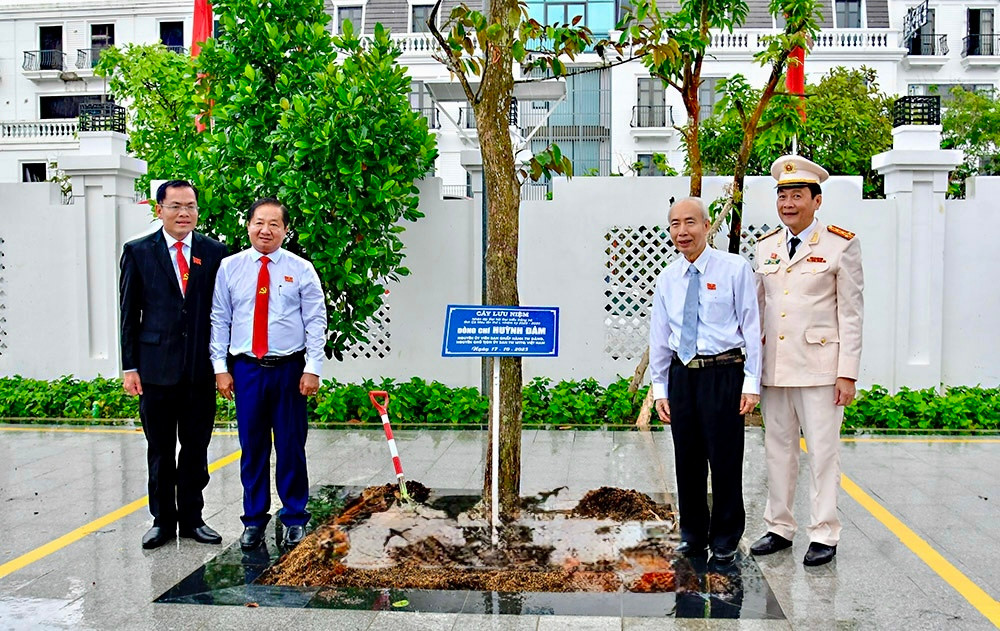 Đoàn đại biểu Đại hội Đảng bộ Cà Mau dâng hương tưởng niệm Bác Hồ - 7