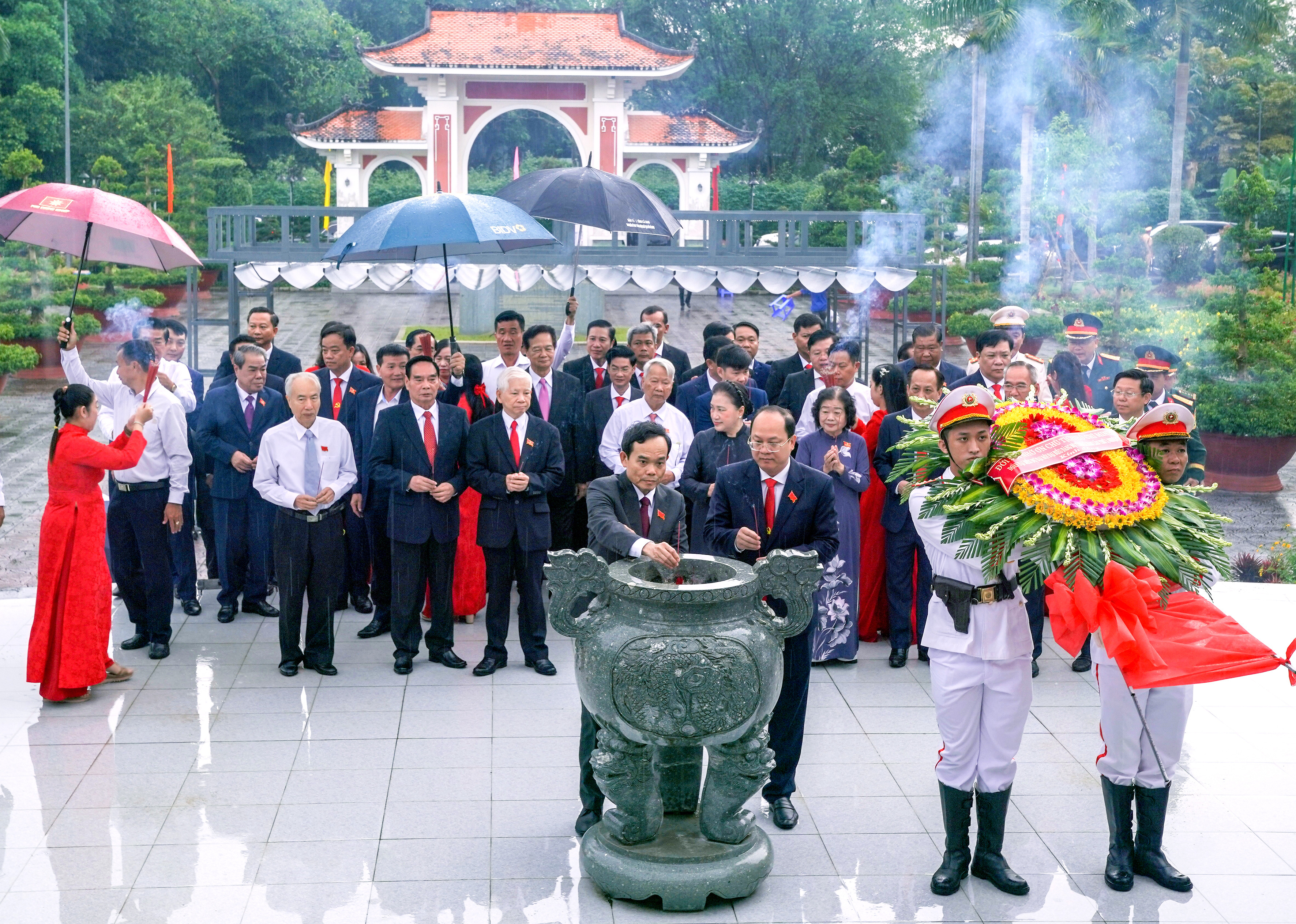 Đoàn đại biểu Đại hội Đảng bộ Cà Mau dâng hương tưởng niệm Bác Hồ - 1