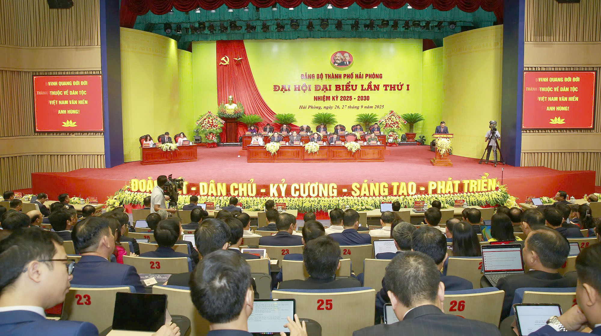 Toàn cảnh phiên trù bị Đại hội đại biểu Đảng bộ Hải Phòng lần thứ I - 4