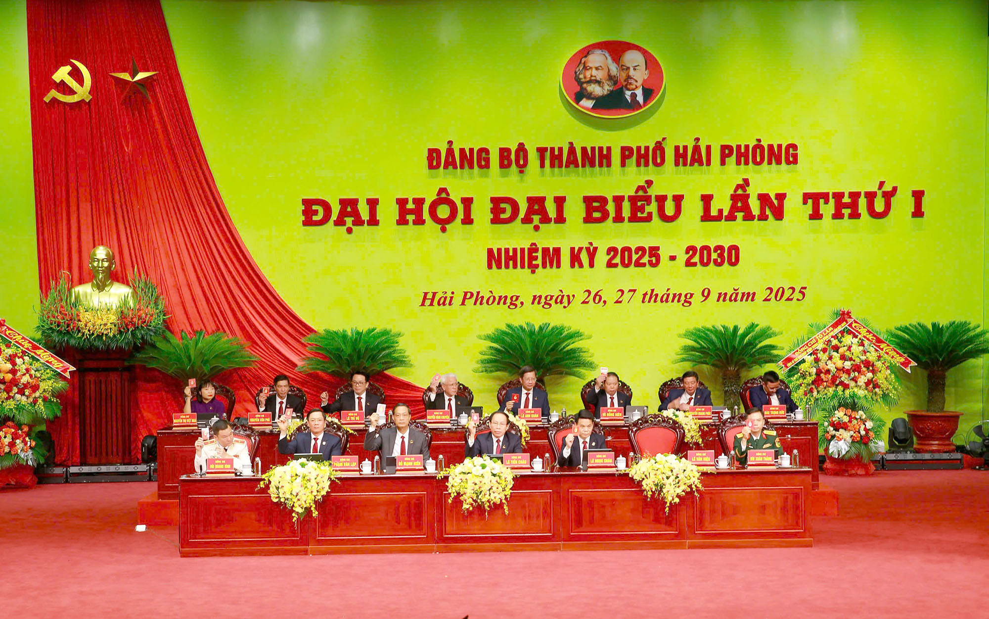 Toàn cảnh phiên trù bị Đại hội đại biểu Đảng bộ Hải Phòng lần thứ I - 5