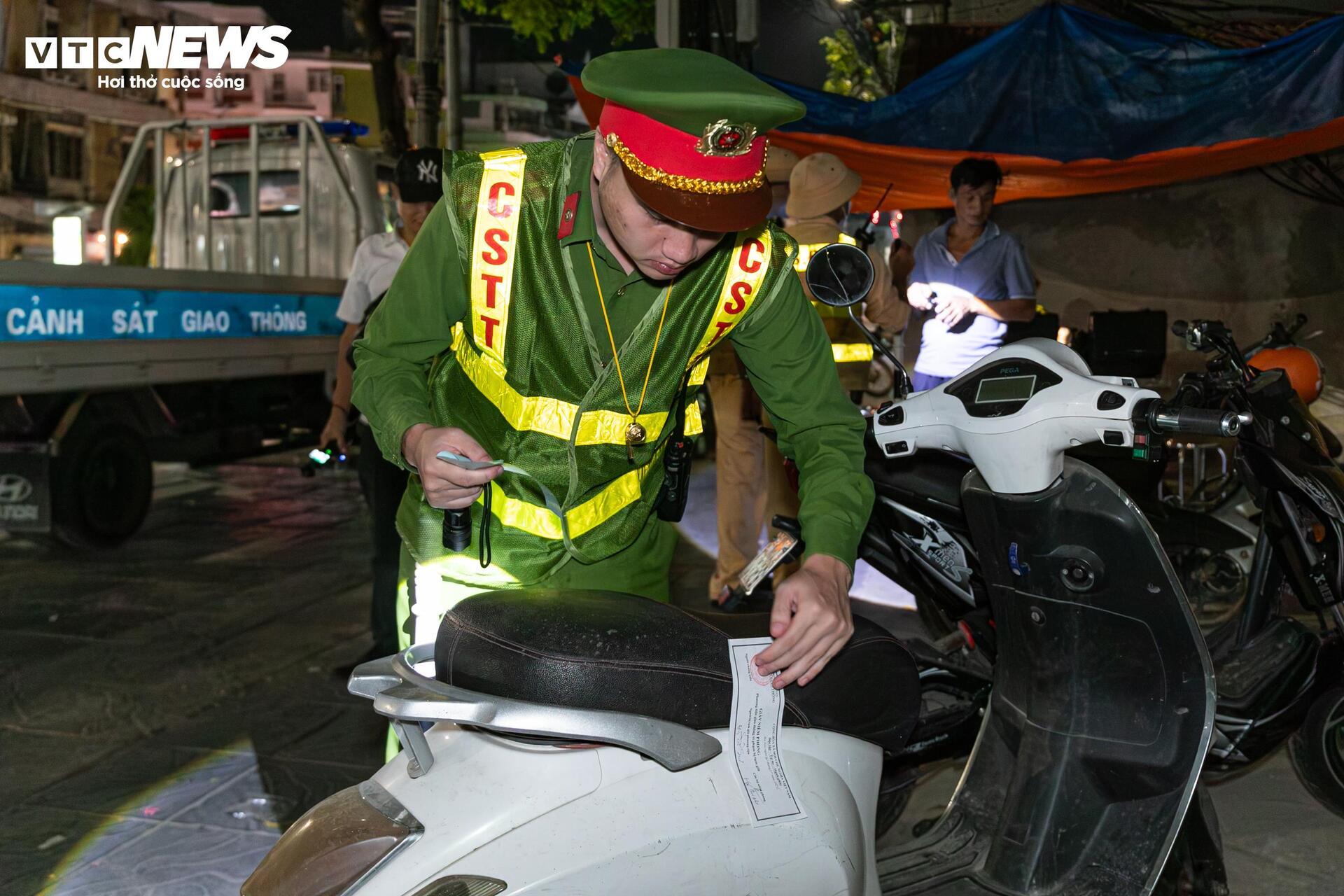 Tài xế vi phạm nồng độ cồn giả vờ mất trí, liên tục nói 'tôi không nhớ gì cả' - 15