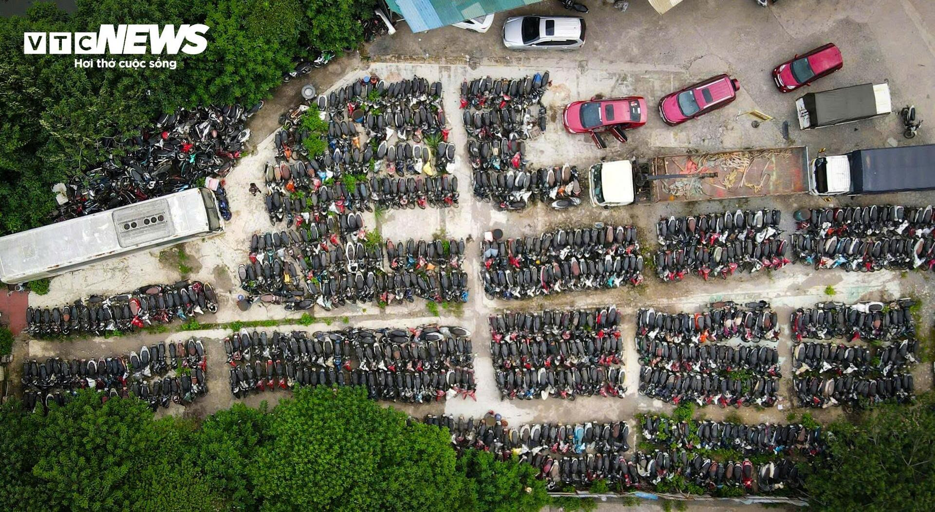 Cận cảnh hàng nghìn phương tiện chất đống trong 'nghĩa địa' xe vi phạm ở Hà Nội - 1