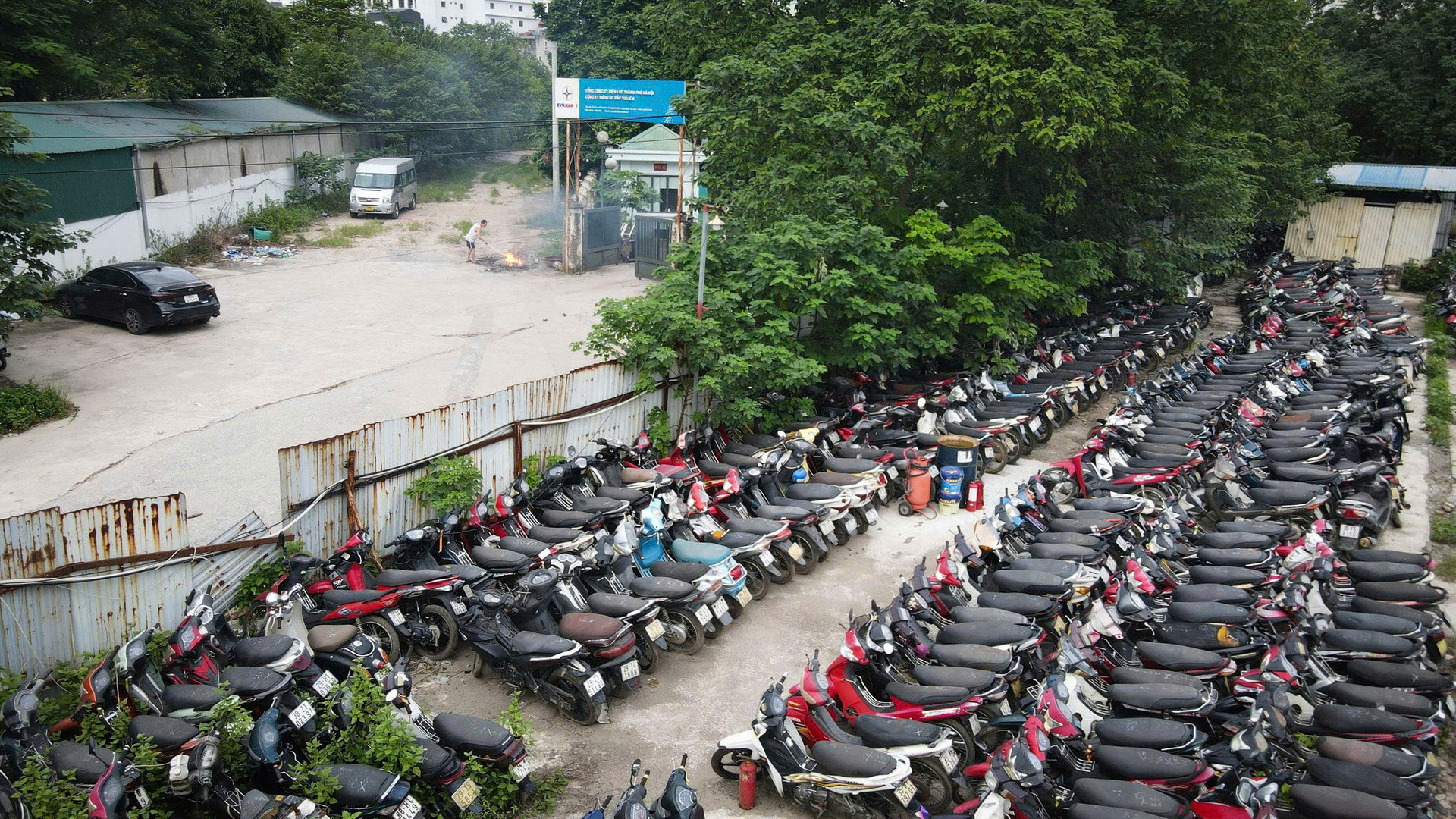 Cận cảnh hàng nghìn phương tiện chất đống trong 'nghĩa địa' xe vi phạm ở Hà Nội - 8