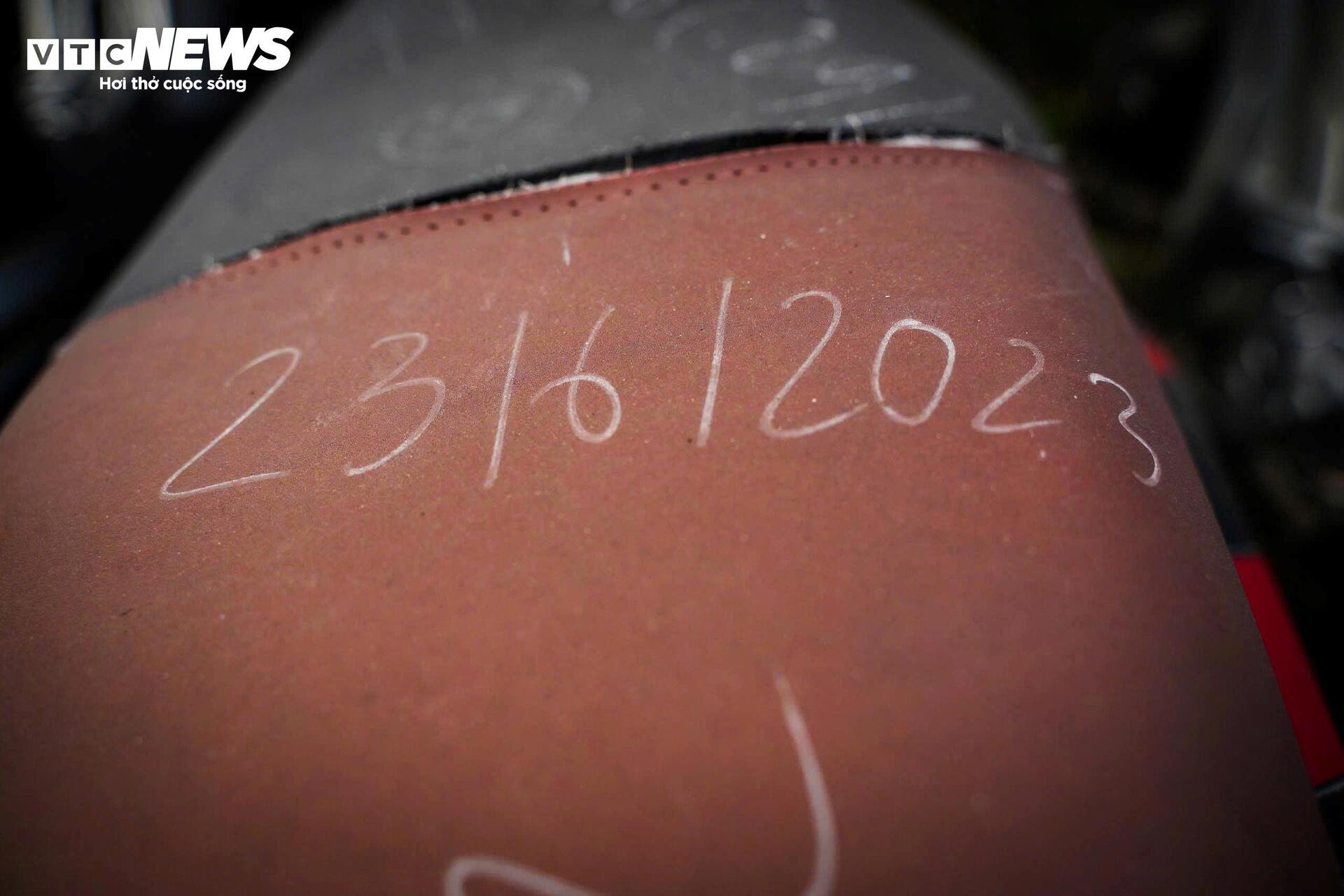 Cận cảnh hàng nghìn phương tiện chất đống trong 'nghĩa địa' xe vi phạm ở Hà Nội - 3