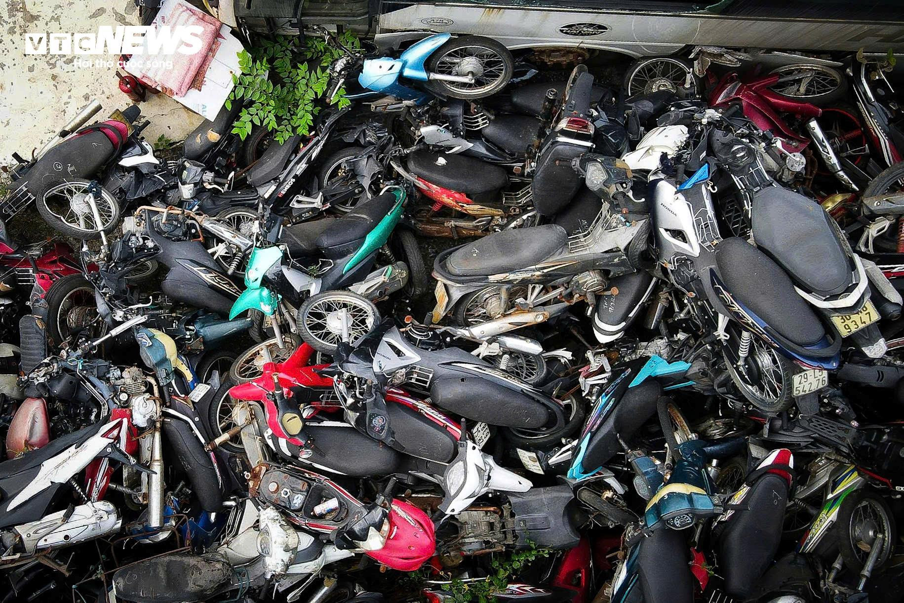 Cận cảnh hàng nghìn phương tiện chất đống trong 'nghĩa địa' xe vi phạm ở Hà Nội - 5