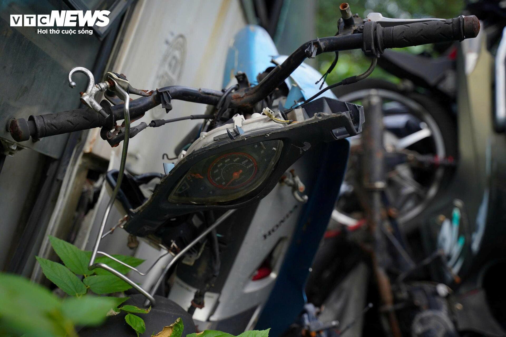 Cận cảnh hàng nghìn phương tiện chất đống trong 'nghĩa địa' xe vi phạm ở Hà Nội - 10