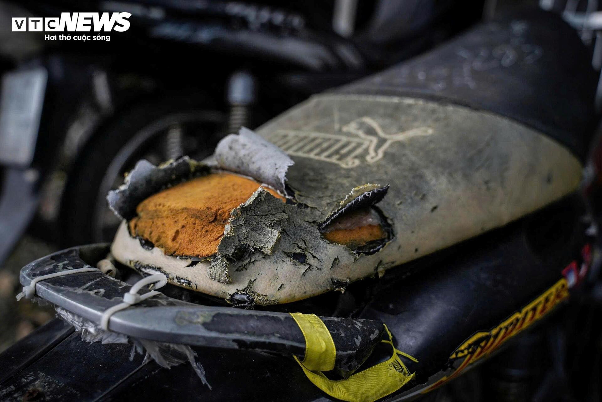 Cận cảnh hàng nghìn phương tiện chất đống trong 'nghĩa địa' xe vi phạm ở Hà Nội - 6