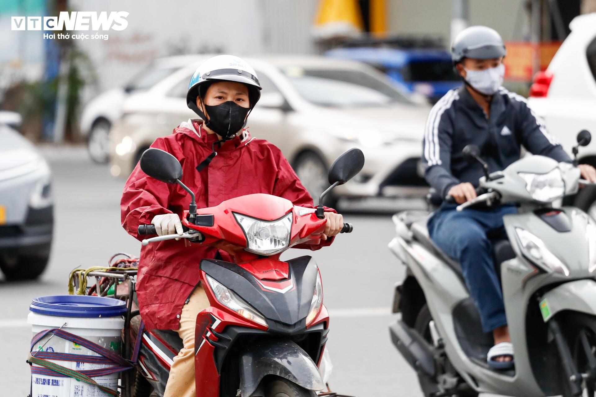 Người Hà Nội xuýt xoa đón gió lạnh đầu mùa - 12