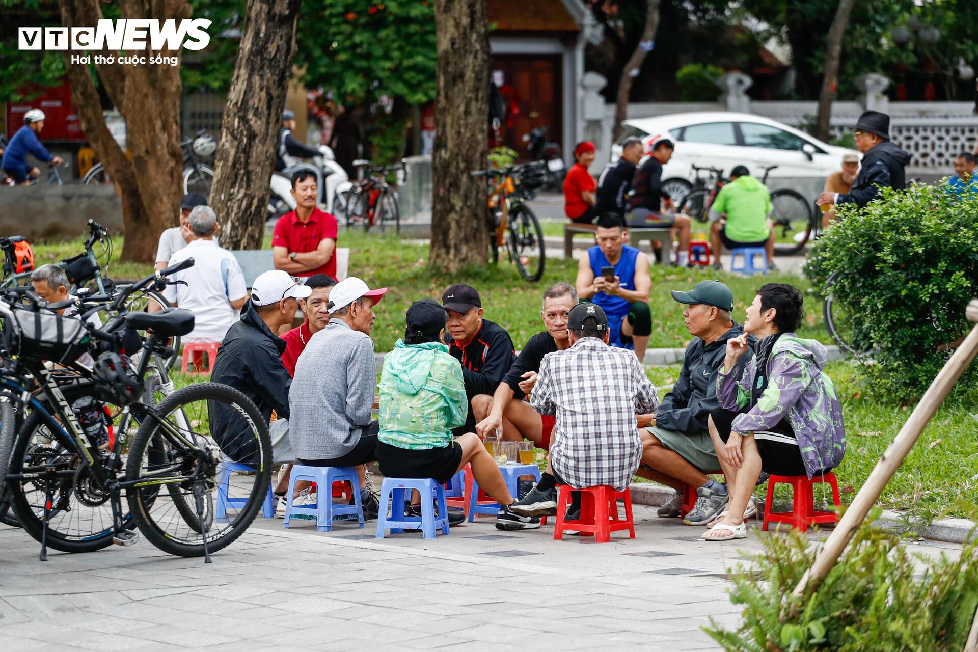 Người Hà Nội xuýt xoa đón gió lạnh đầu mùa - 6