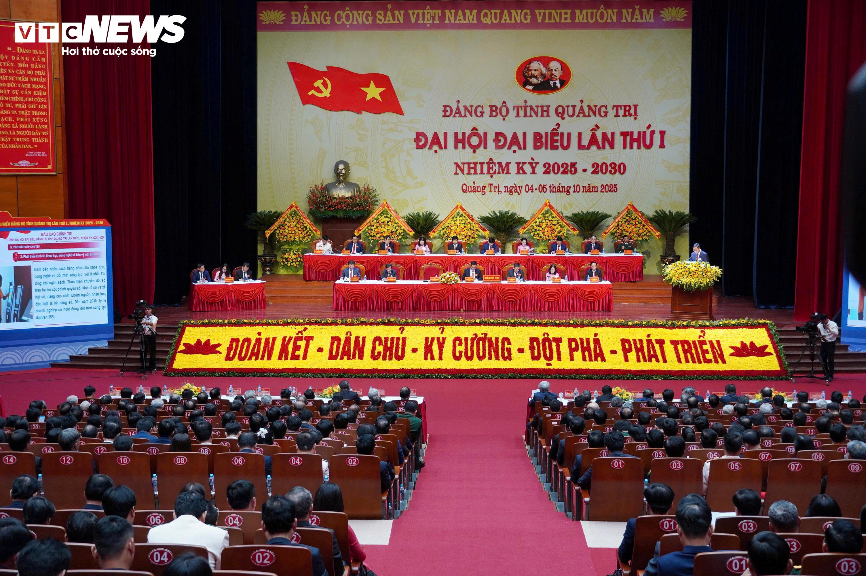 Toàn cảnh Đại hội đại biểu Đảng bộ tỉnh Quảng Trị nhiệm kỳ 2025 - 2030 - 1