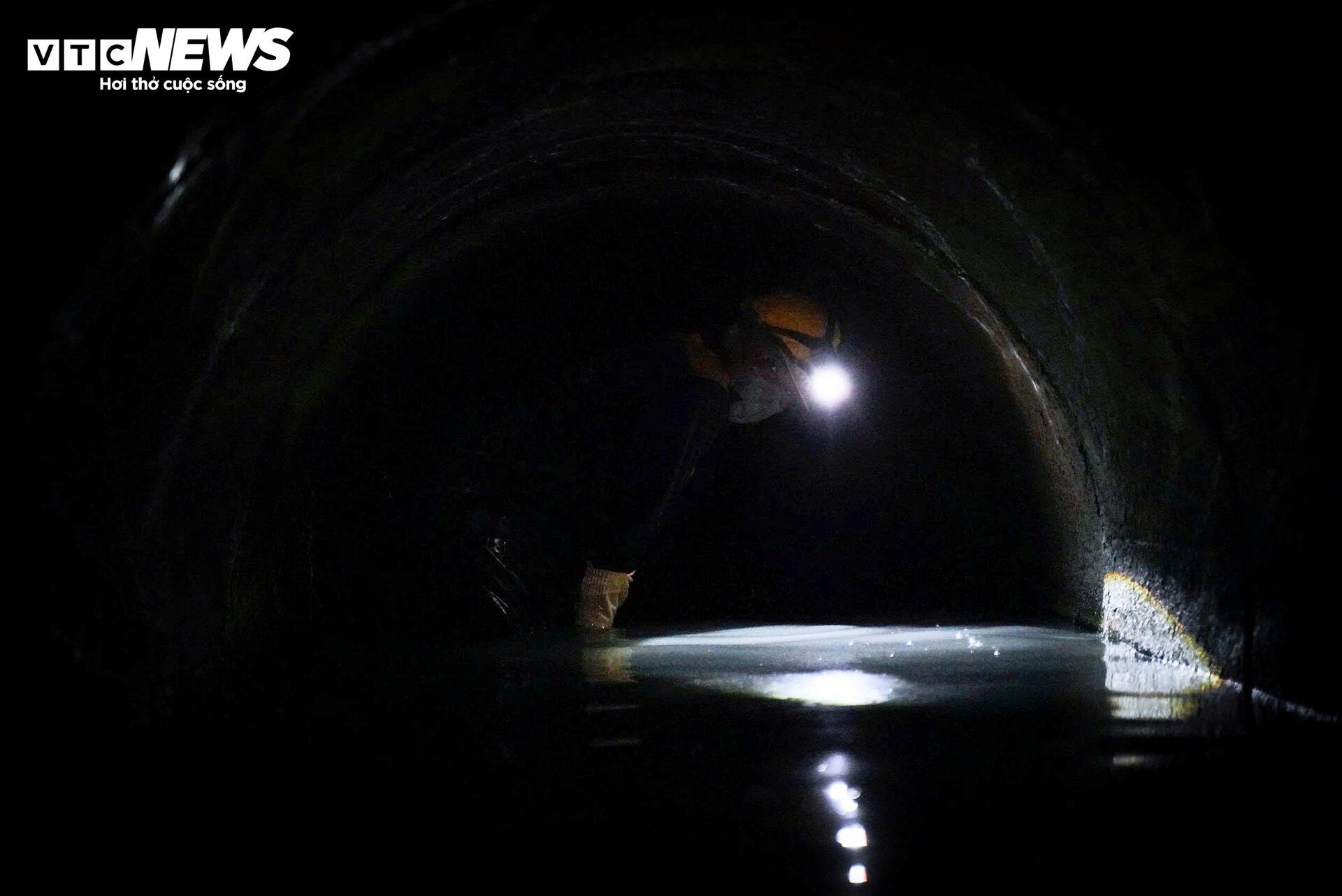 Những người làm bạn với chuột gián, lội bùn độc khơi thông cống ngầm Hà Nội - 12